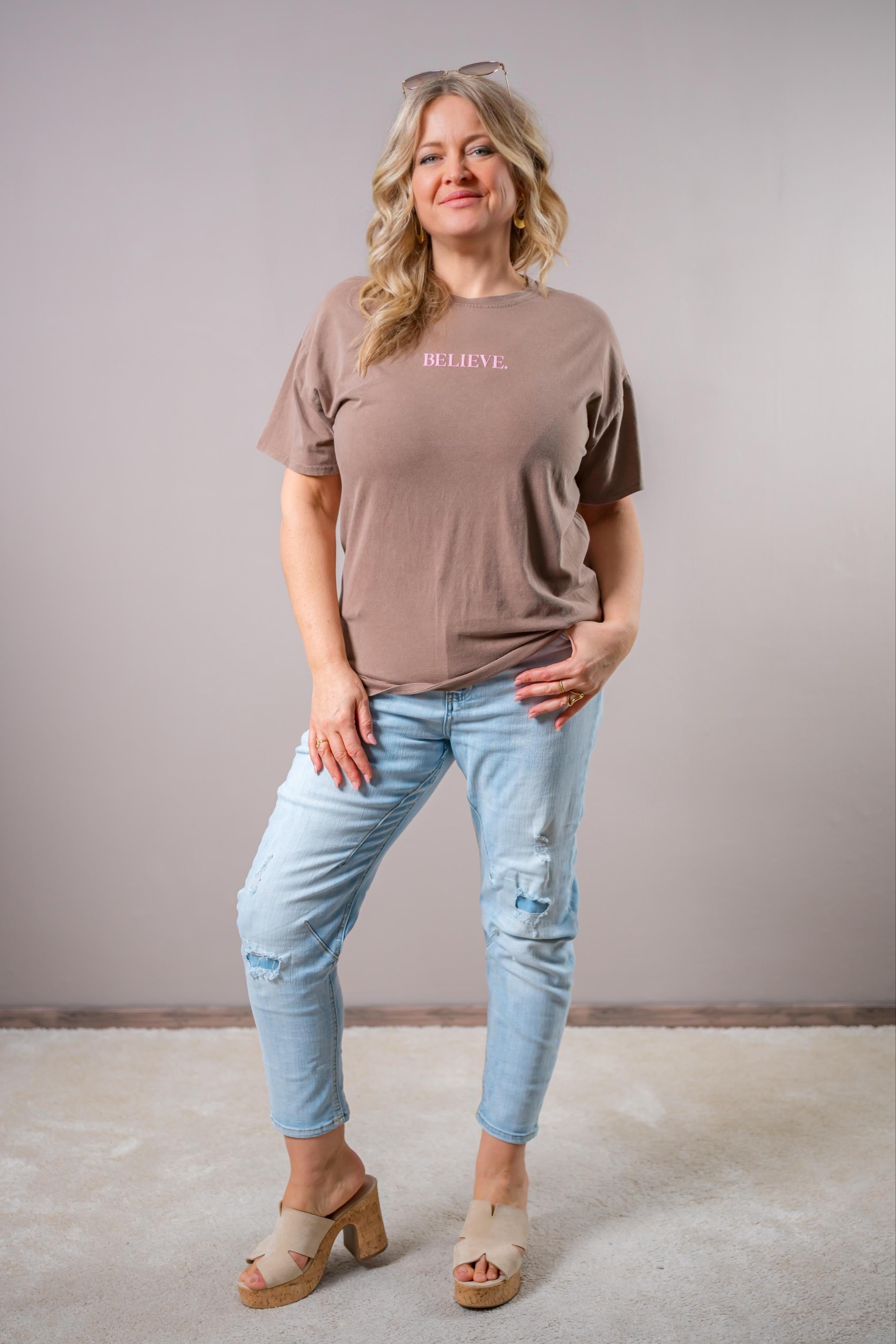 T-Shirt mit Print "BELIEVE", braun/pink