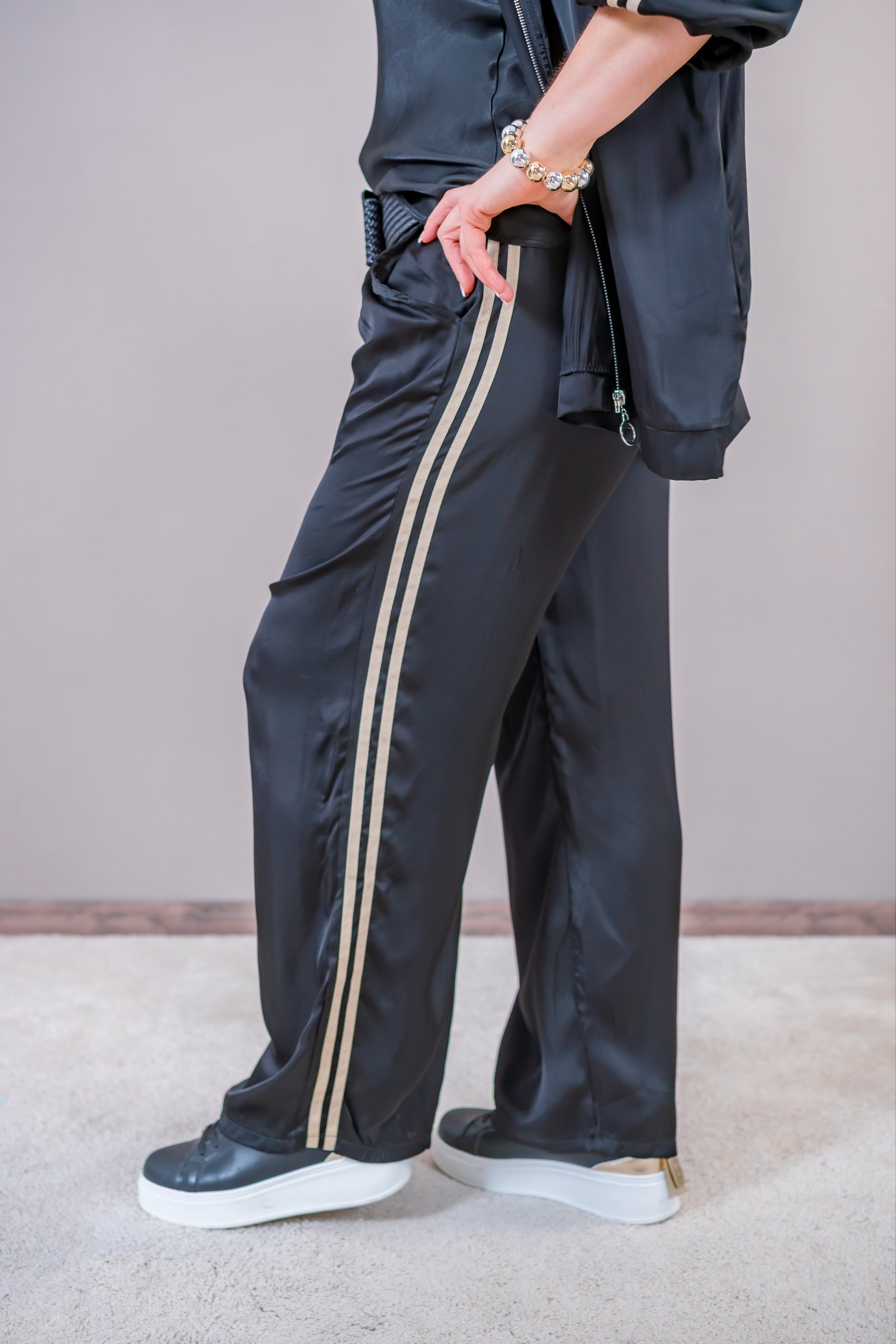 Sportliche Satin-Hose mit Kontraststreifen, schwarz/gold