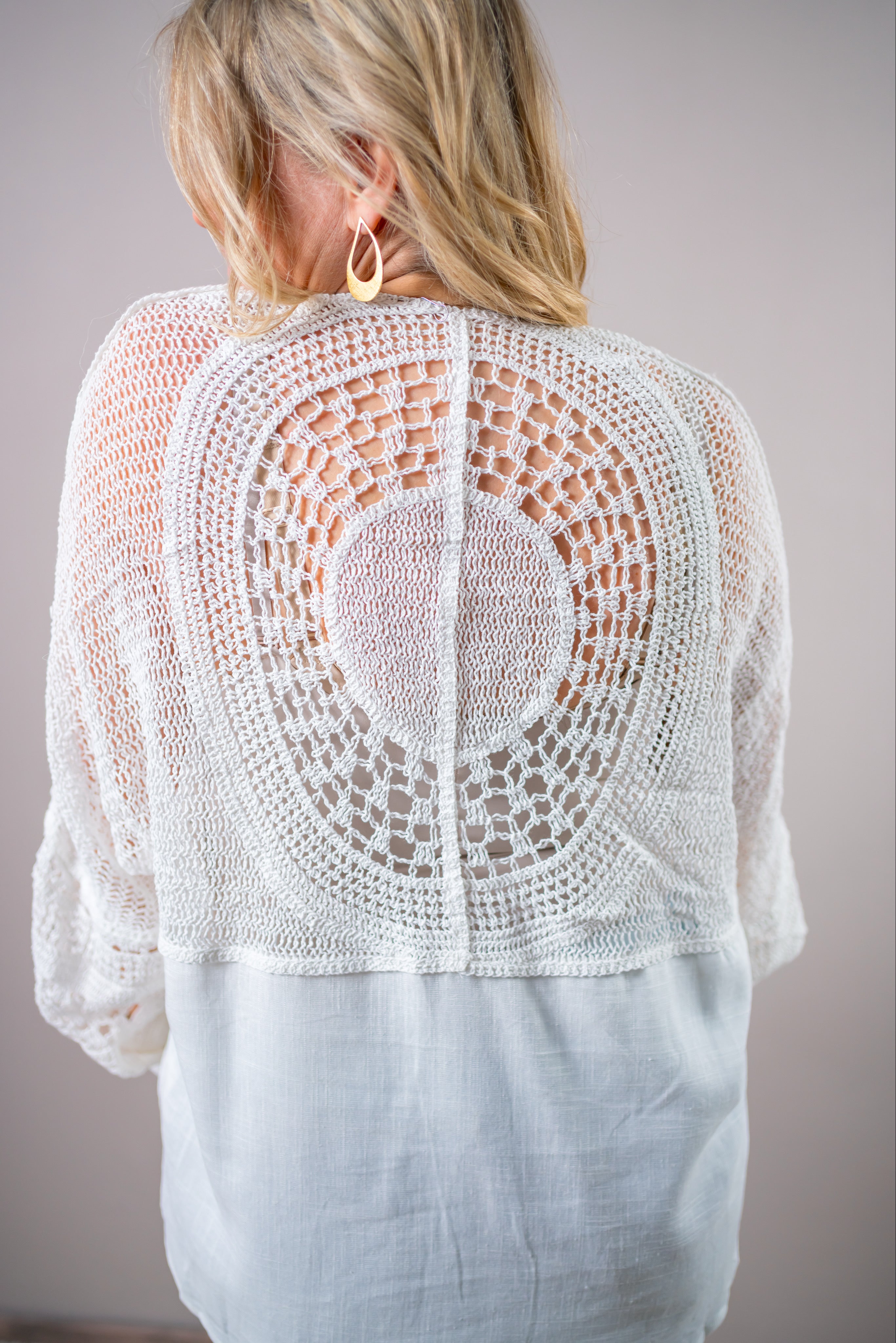 Stylische Bluse mit Häkelanteilen, weiß