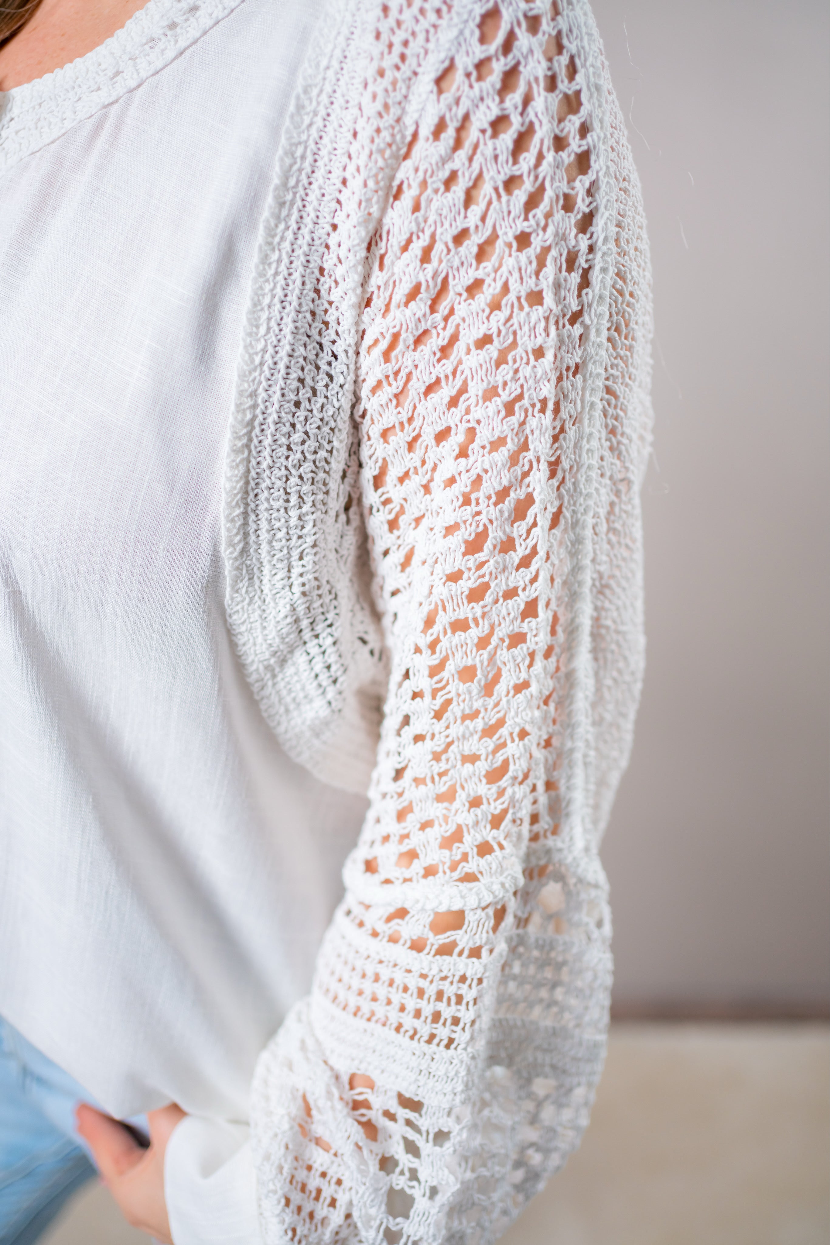 Stylische Bluse mit Häkelanteilen, weiß