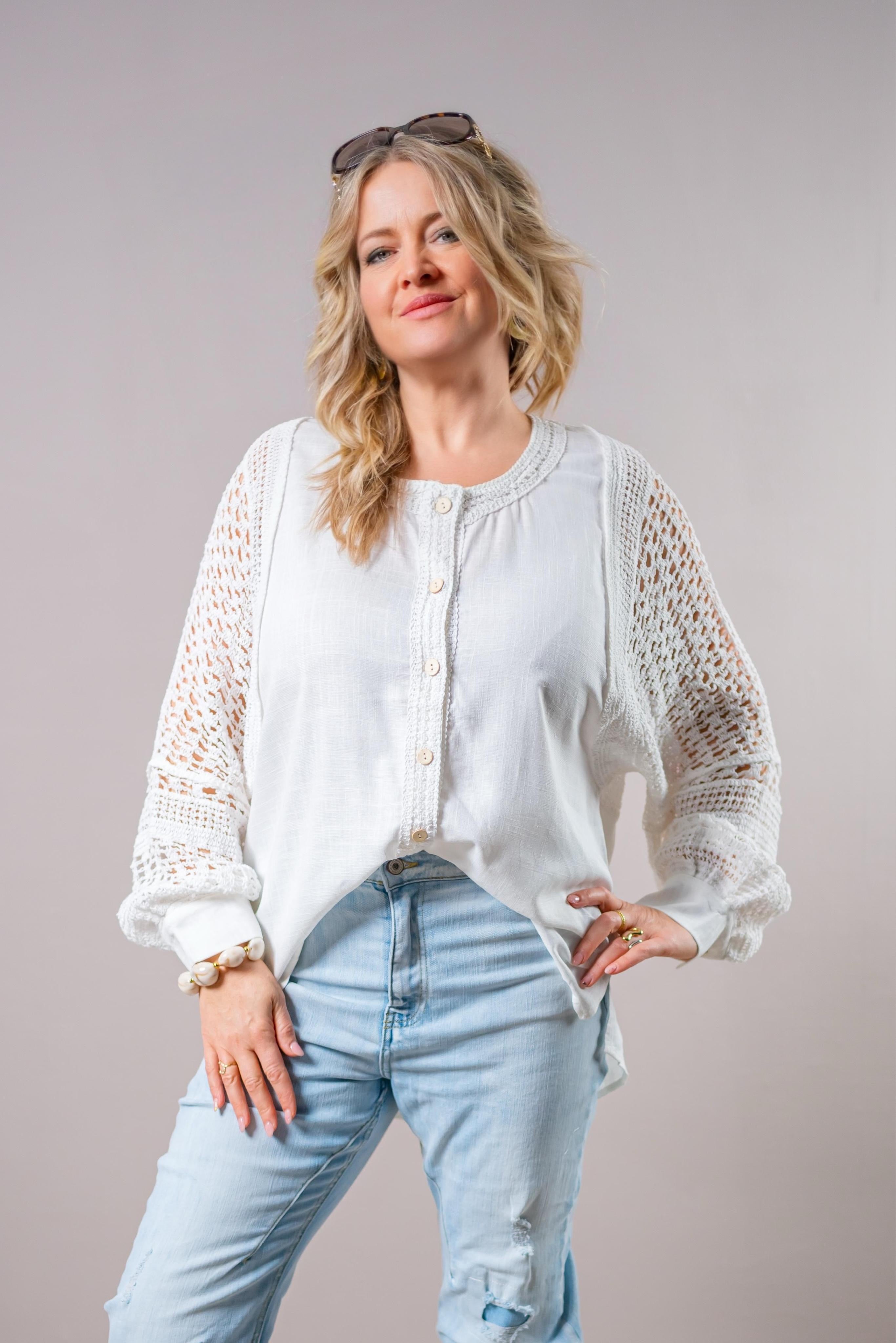Stylische Bluse mit Häkelanteilen, weiß