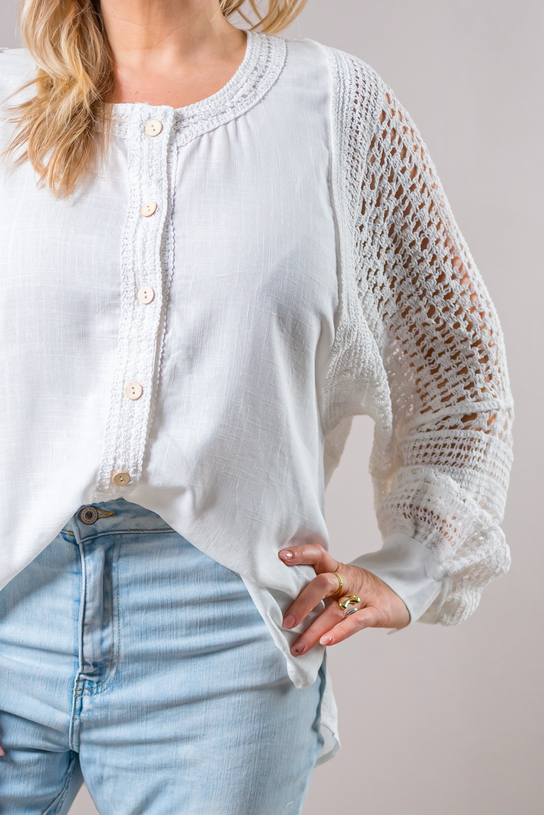 Stylische Bluse mit Häkelanteilen, weiß