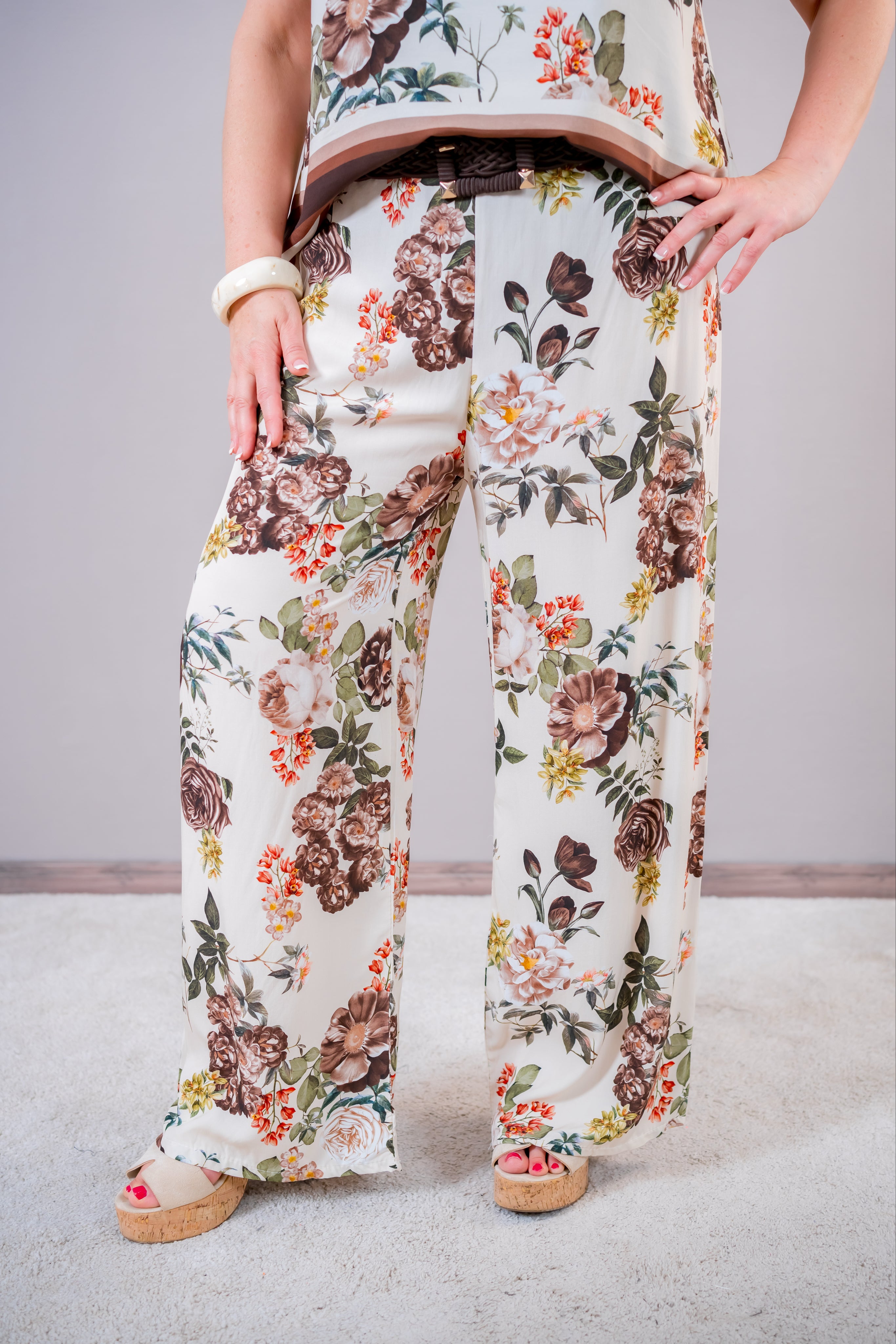 Weite Hose mit Allover-Blumendesign, mehrfarbig