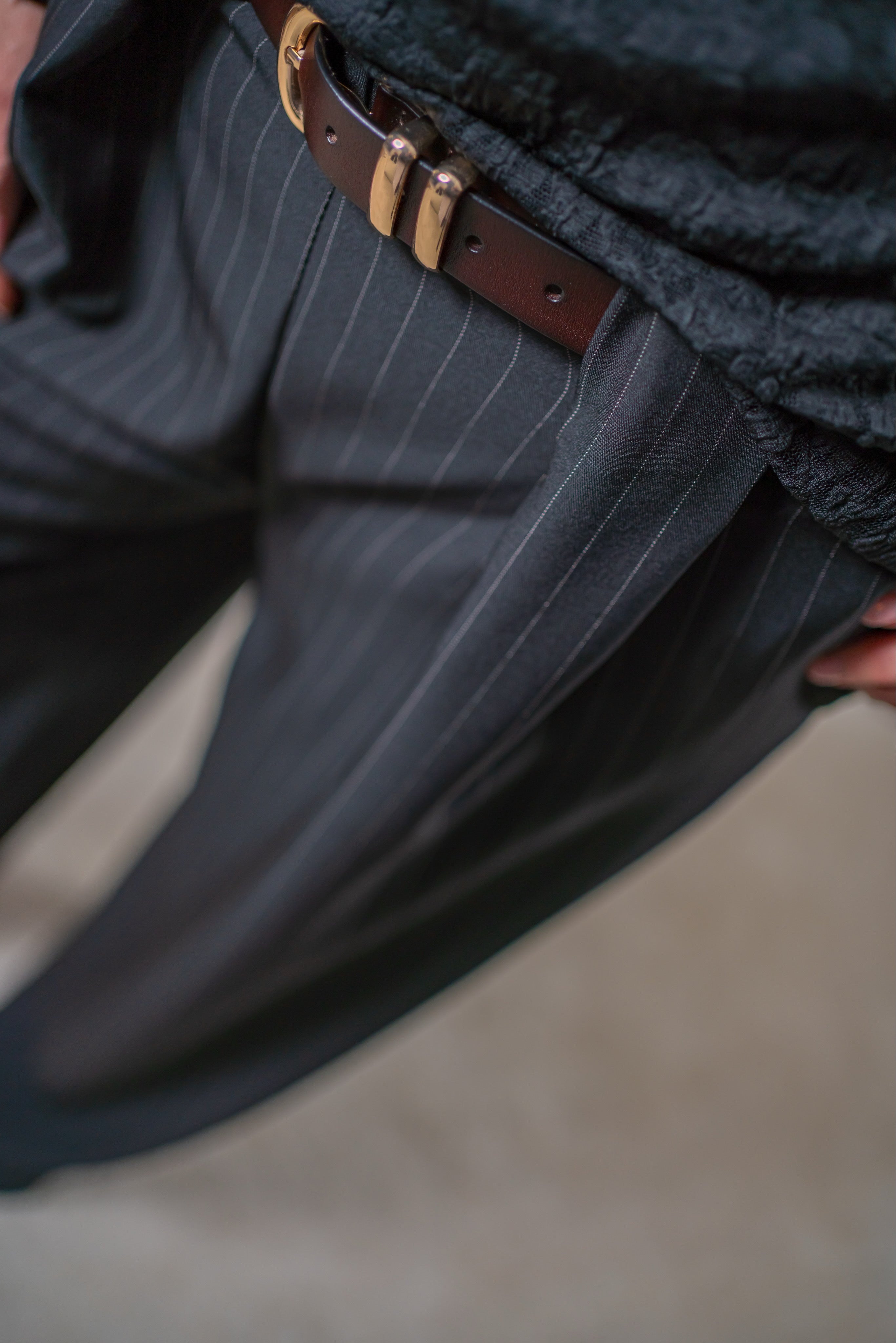 Elegante Palazzo-Hose mit Gürtel und Nadelstreifen, schwarz