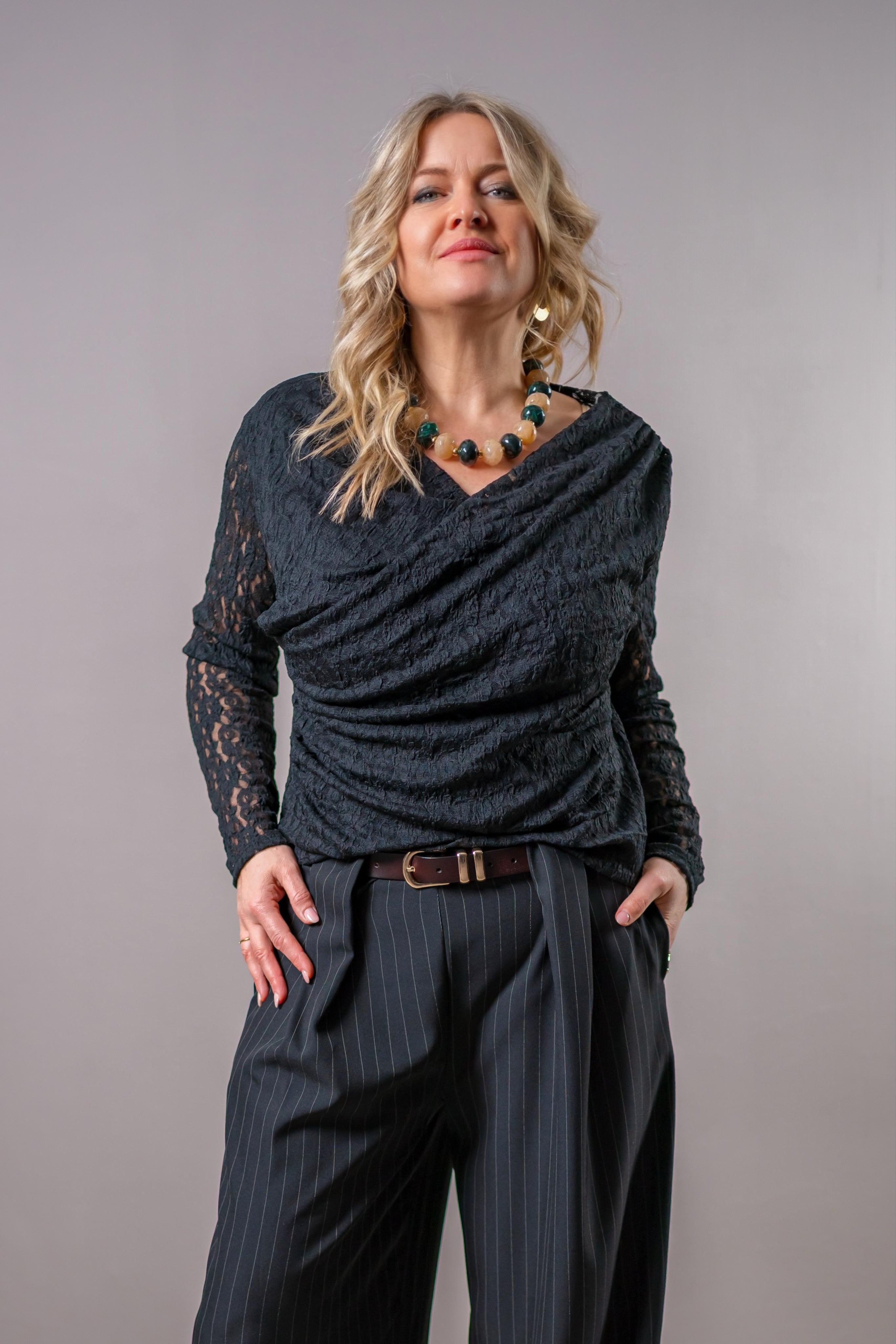 Langarmshirt mit Spitze und Wasserfallausschnitt, schwarz