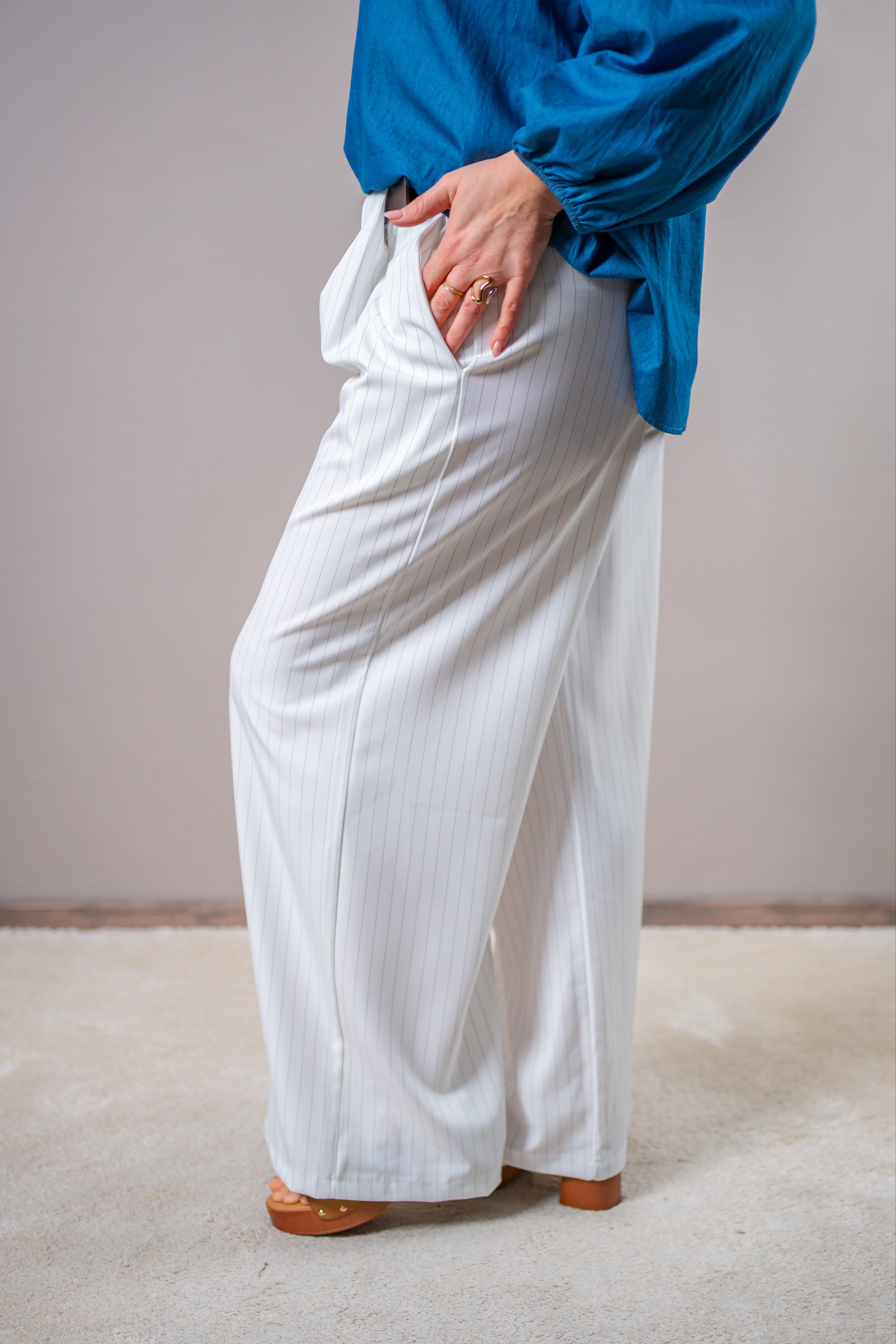 Elegante Palazzo-Hose mit Gürtel und Nadelstreifen, weiß