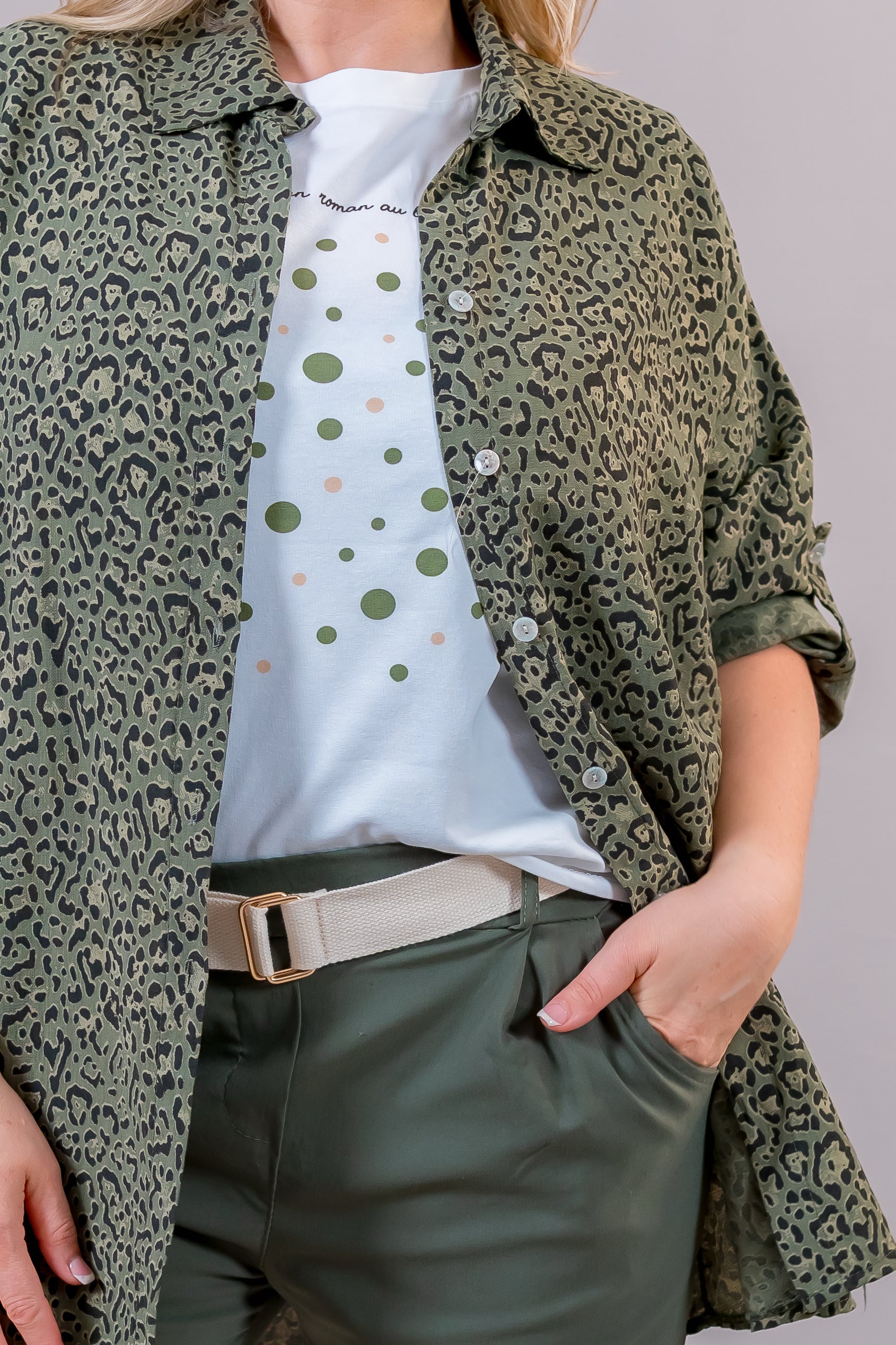 Lange Bluse mit Leo-Design, khaki