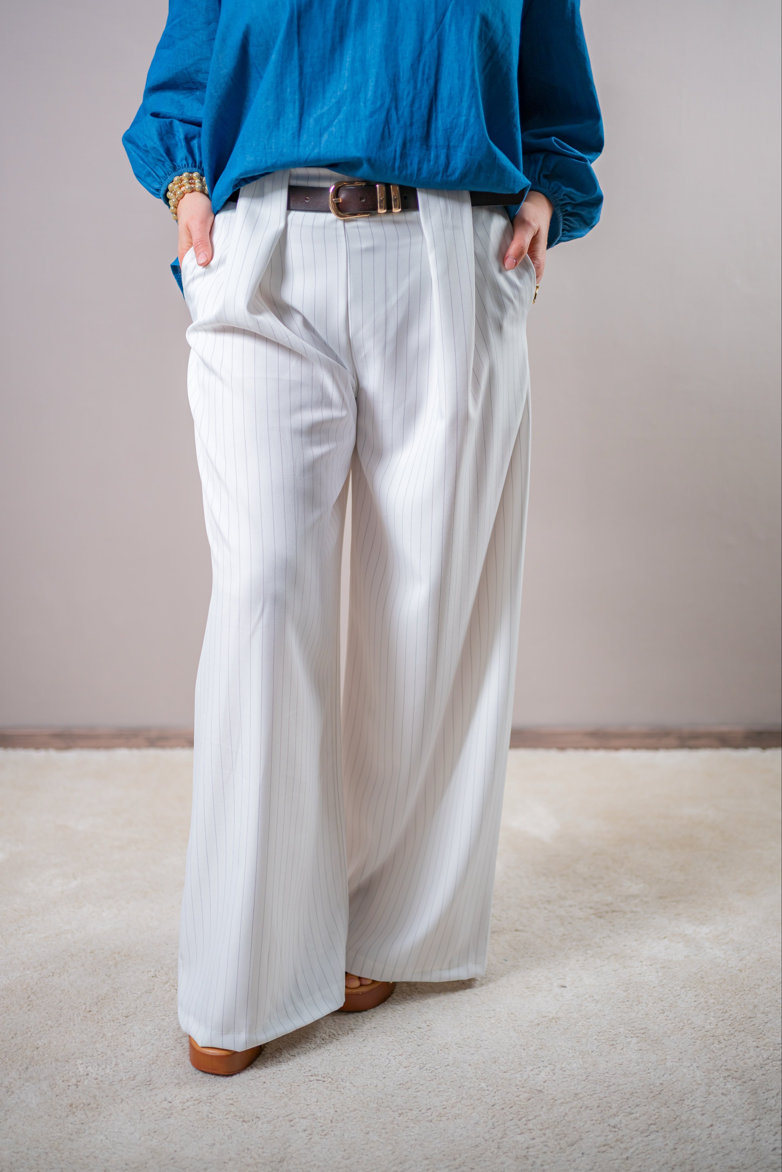 Elegante Palazzo-Hose mit Gürtel und Nadelstreifen, weiß