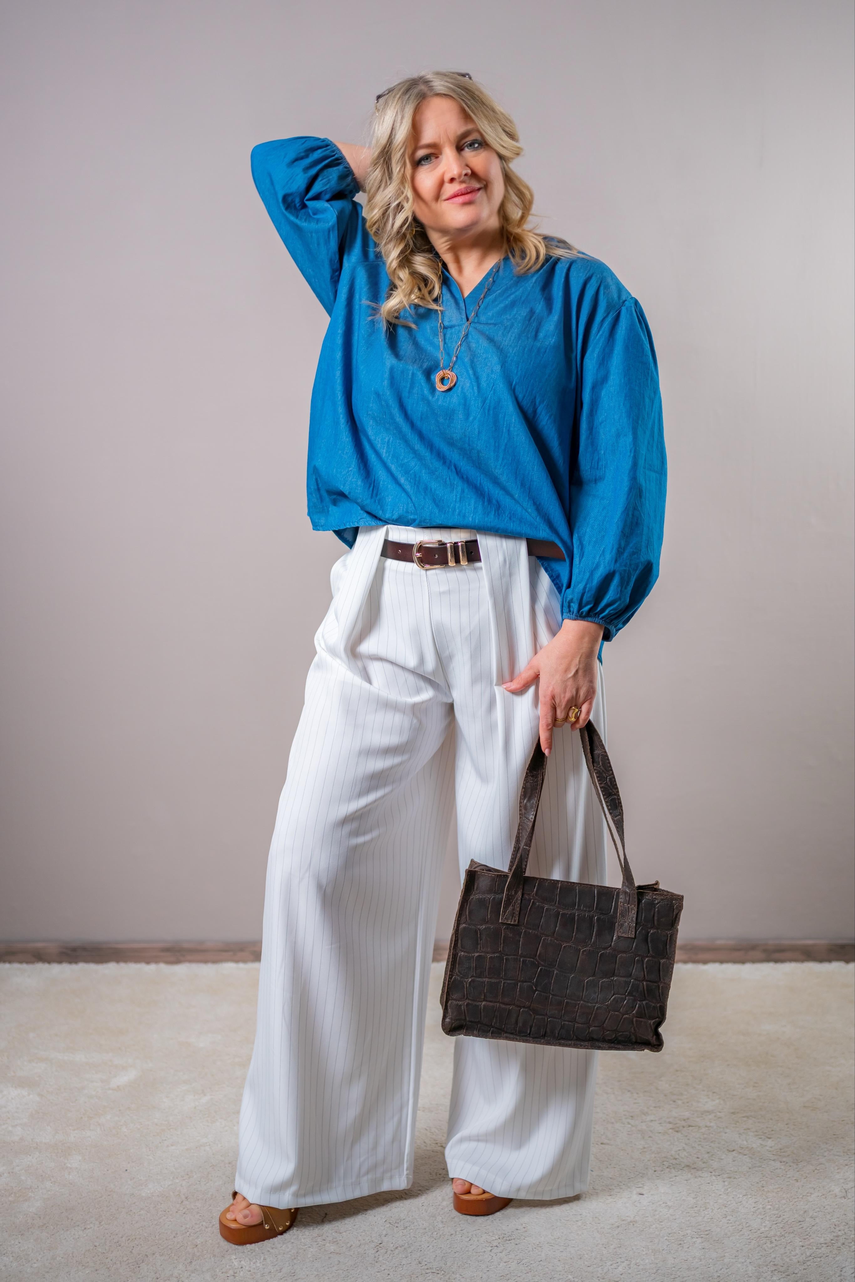 Elegante Palazzo-Hose mit Gürtel und Nadelstreifen, weiß