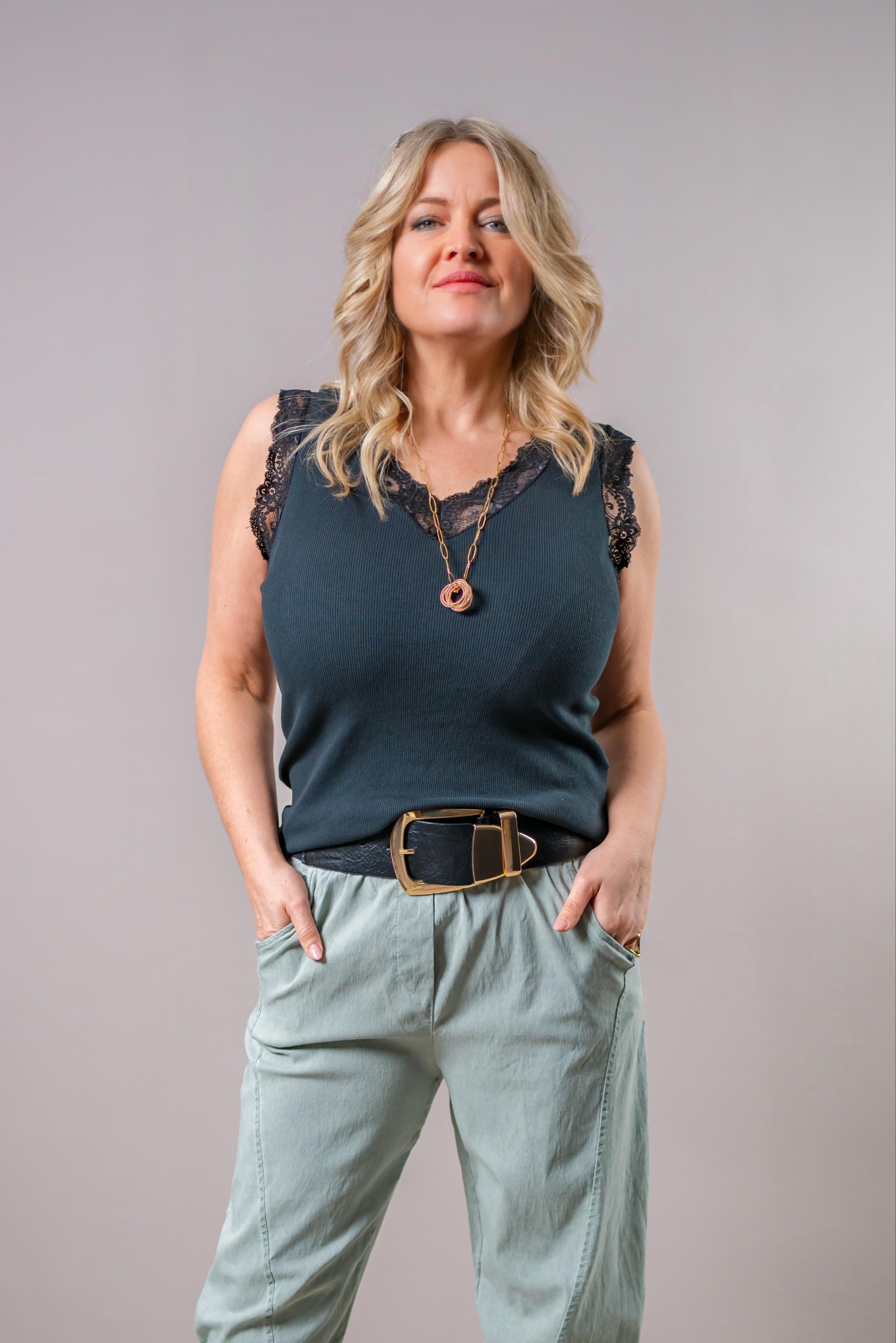 Top mit Spitzen-Ausschnitt, schwarz