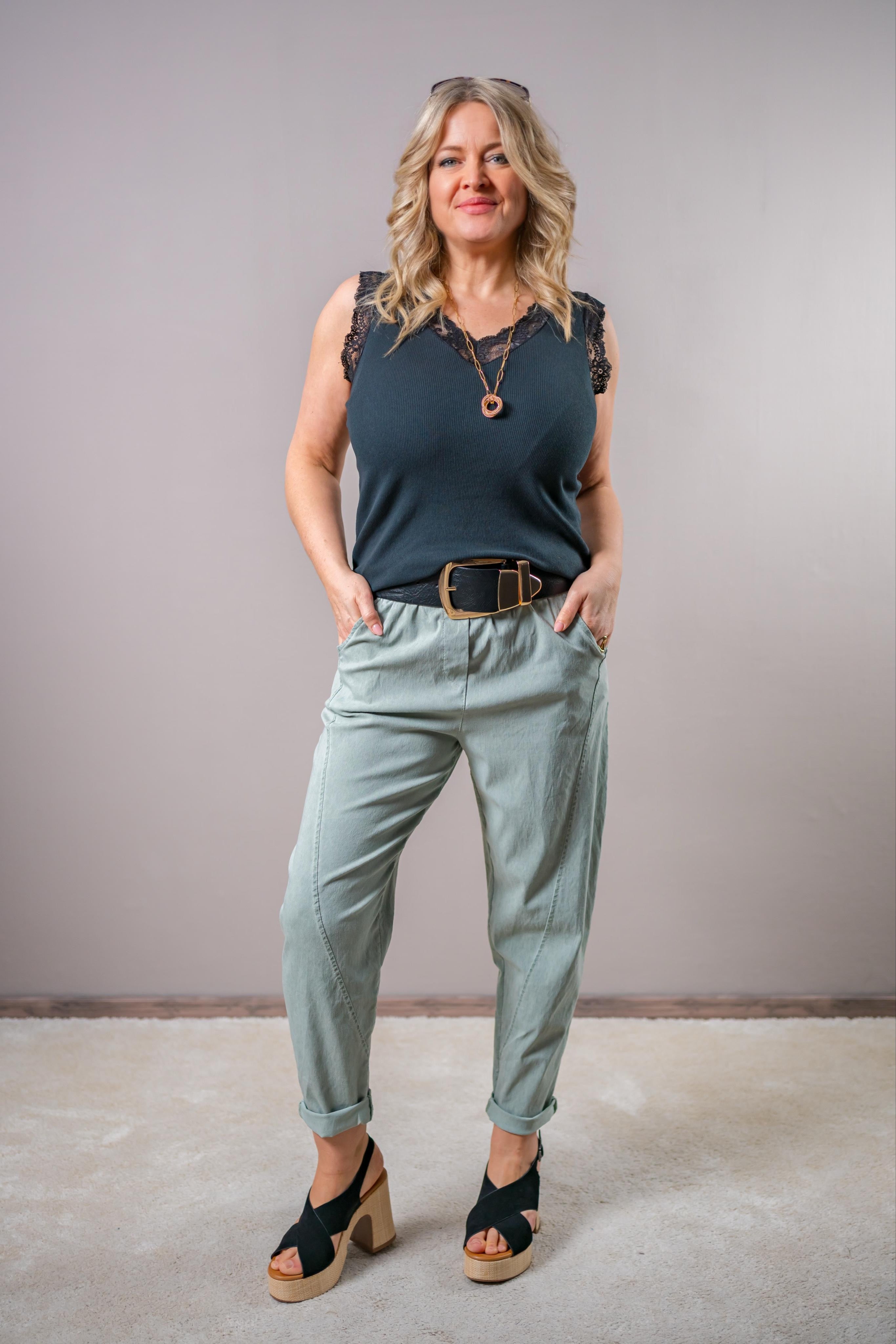 Top mit Spitzen-Ausschnitt, schwarz