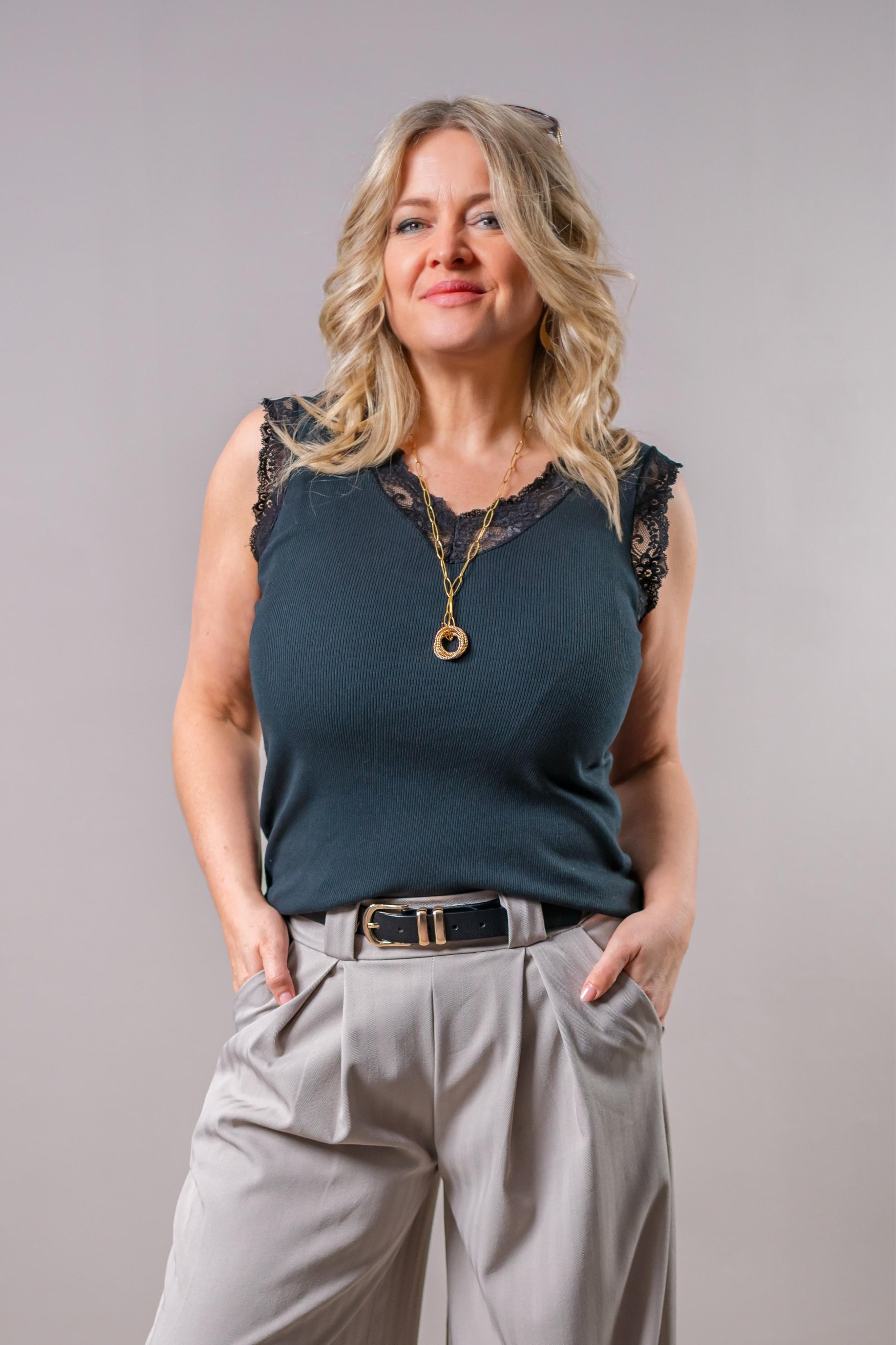 Top mit Spitzen-Ausschnitt, schwarz