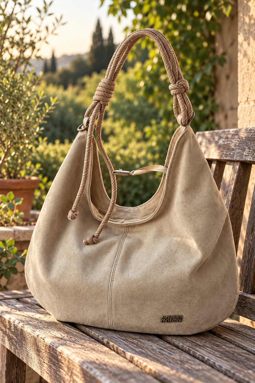 Hobo Bag in Velours-Optik mit Kordelträger, sandbeige
