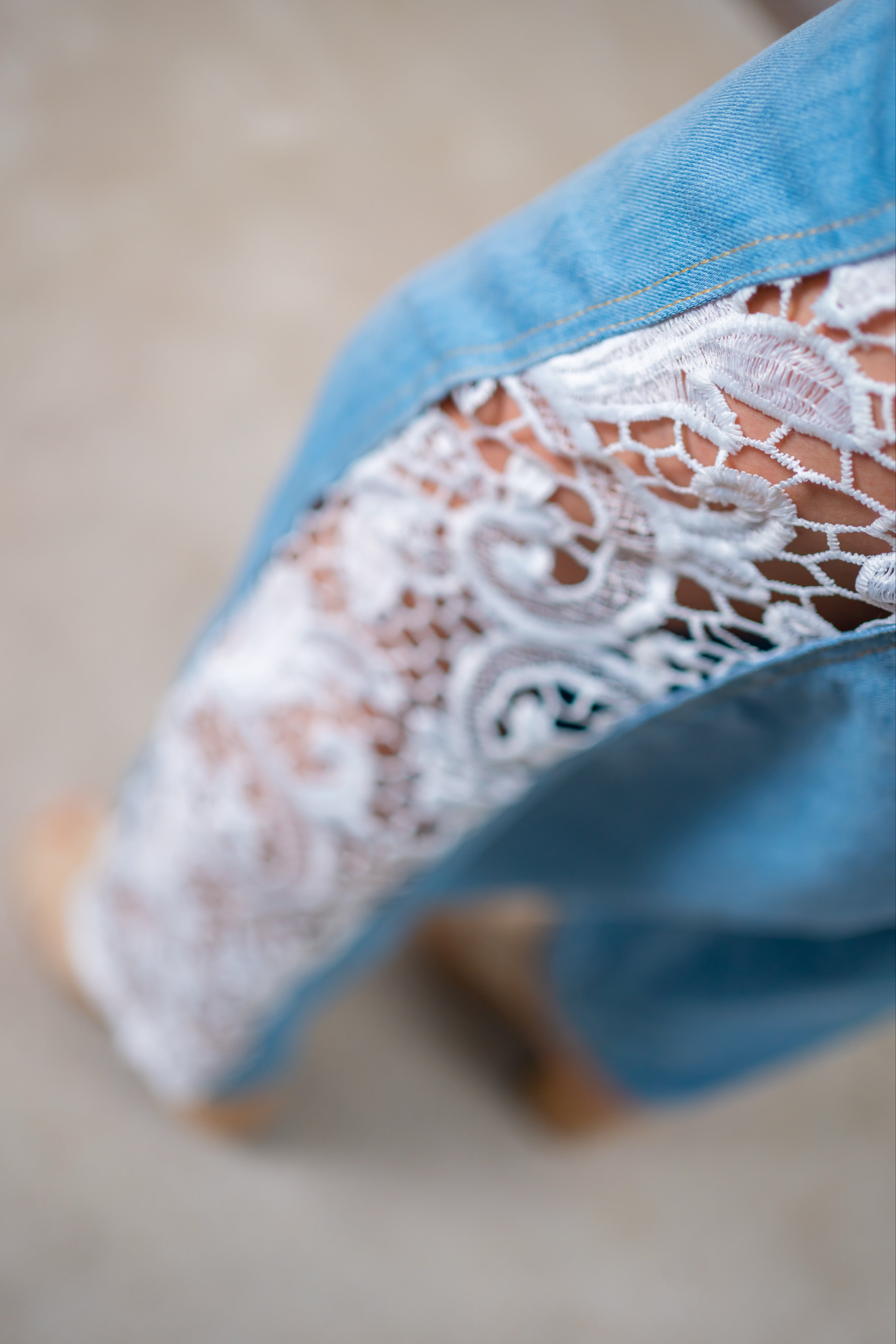 Jeans mit seitlichem Häkeleinsatz, hellblau