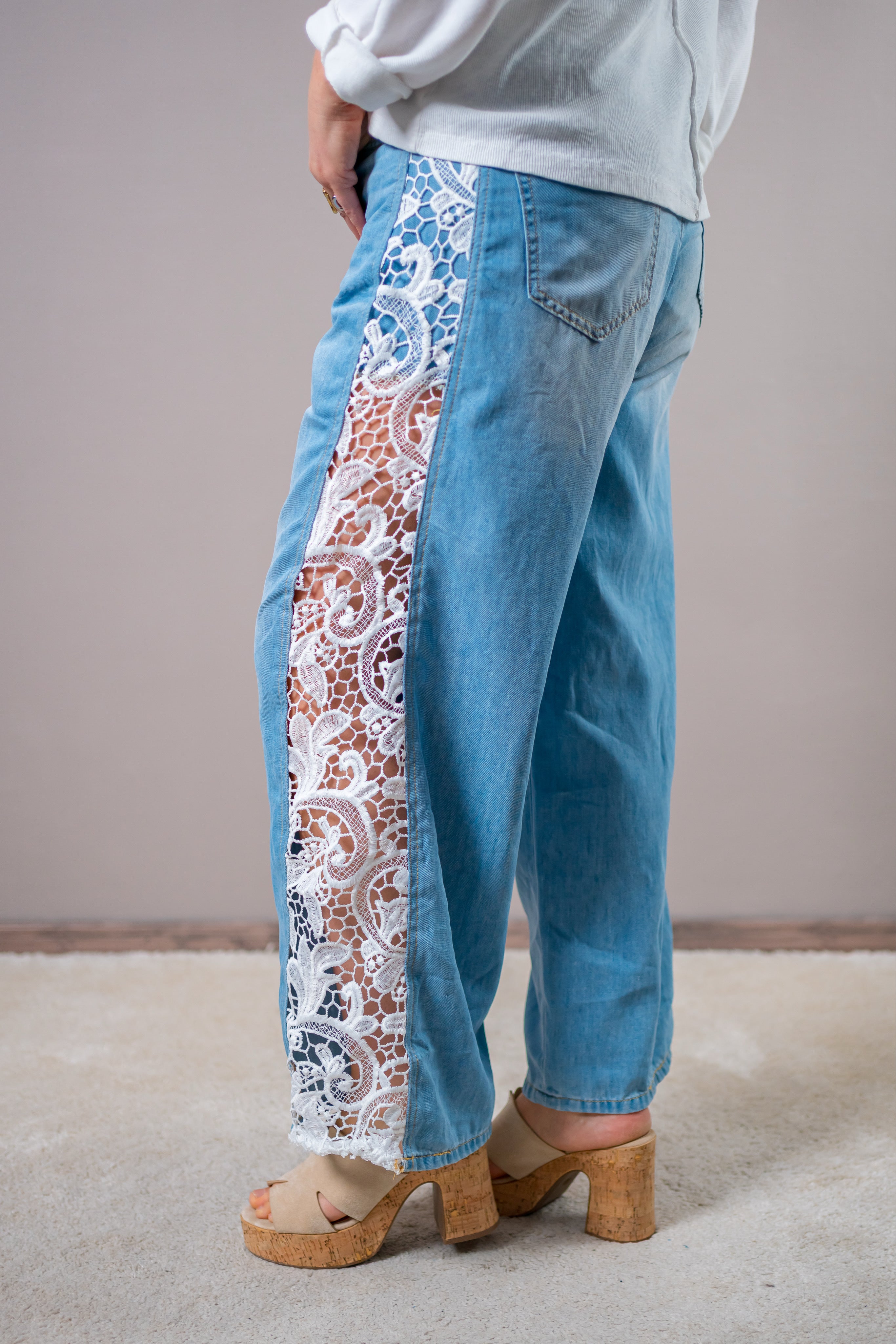 Jeans mit seitlichem Häkeleinsatz, hellblau