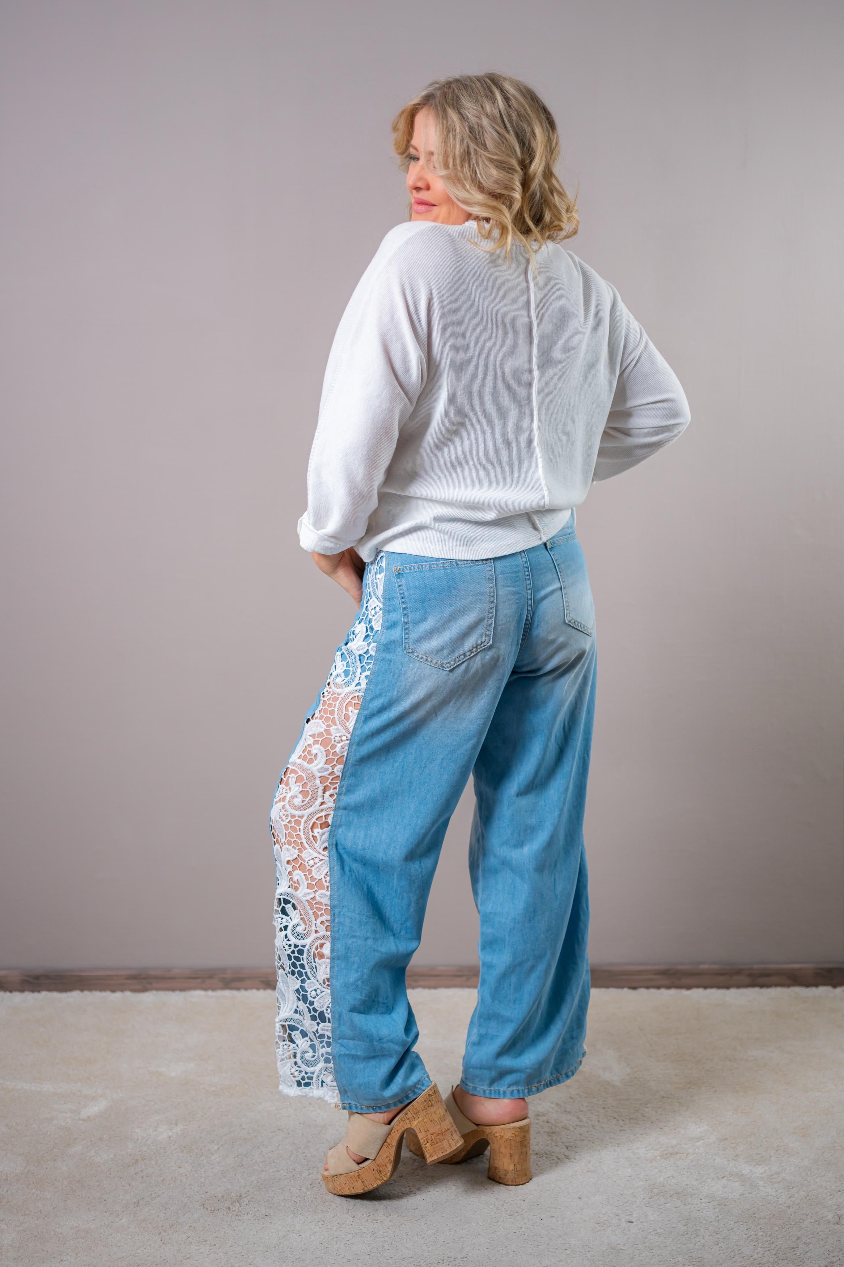 Jeans mit seitlichem Häkeleinsatz, hellblau