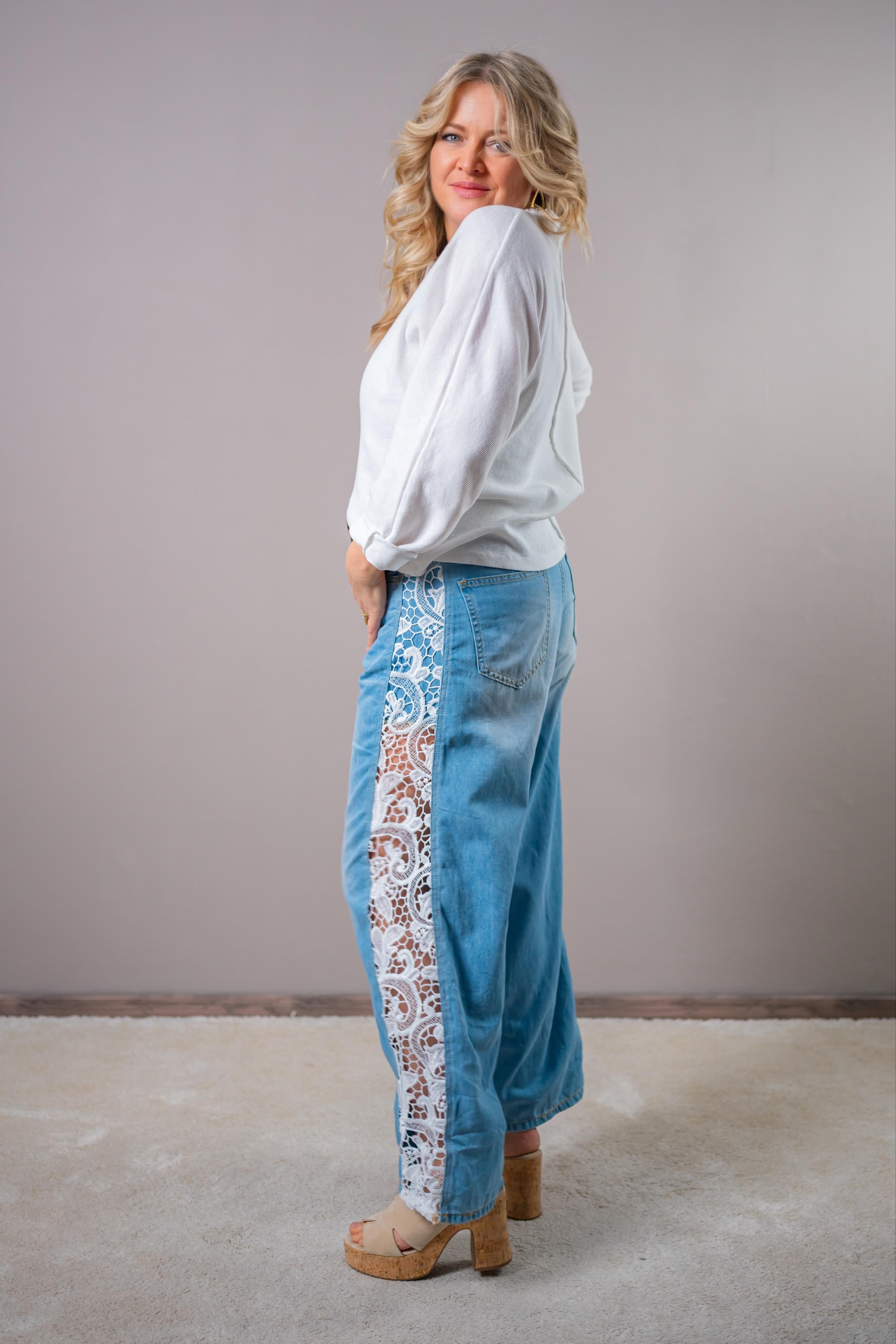 Jeans mit seitlichem Häkeleinsatz, hellblau