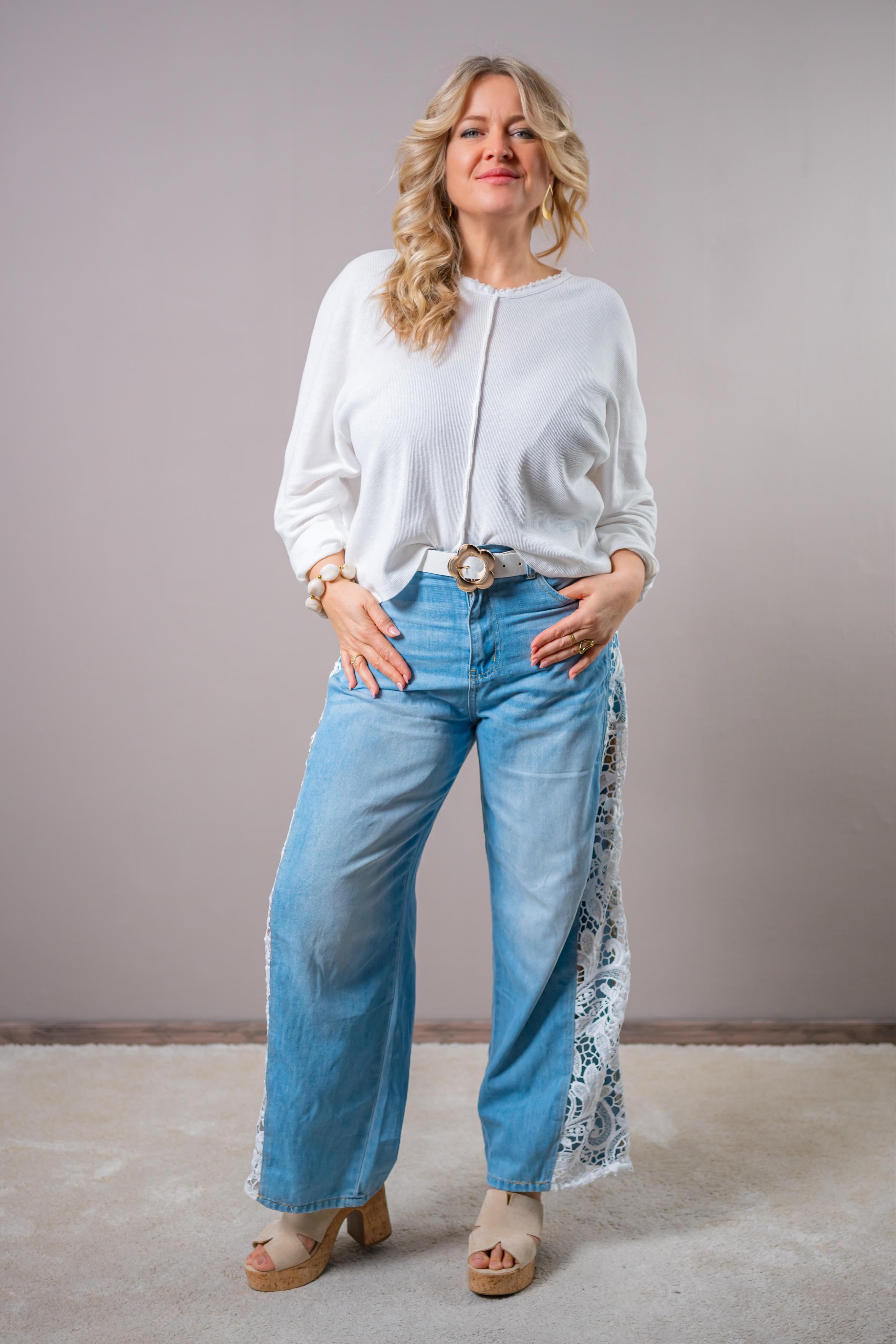 Jeans mit seitlichem Häkeleinsatz, hellblau