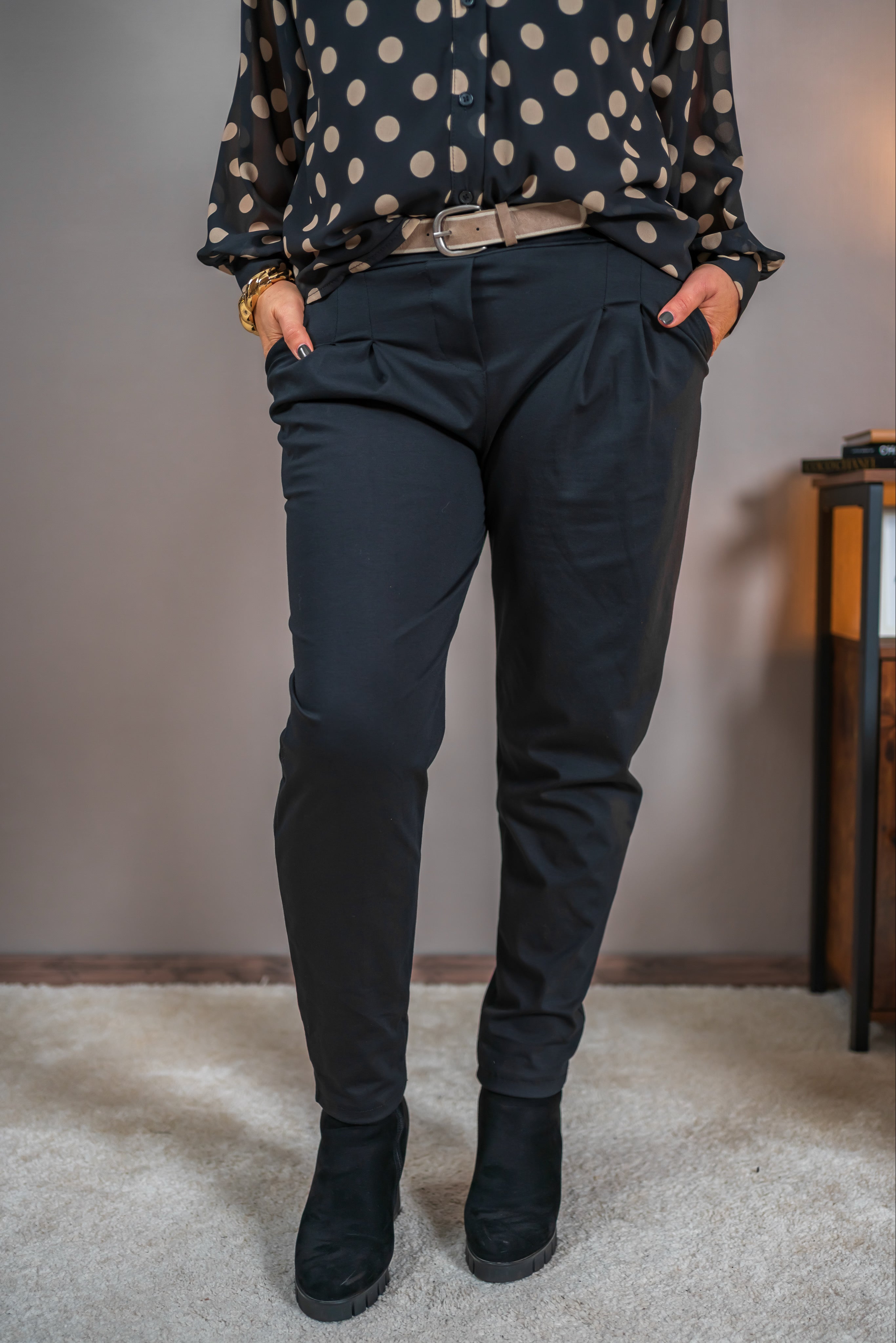 Stretchhose mit Gürtel, schwarz