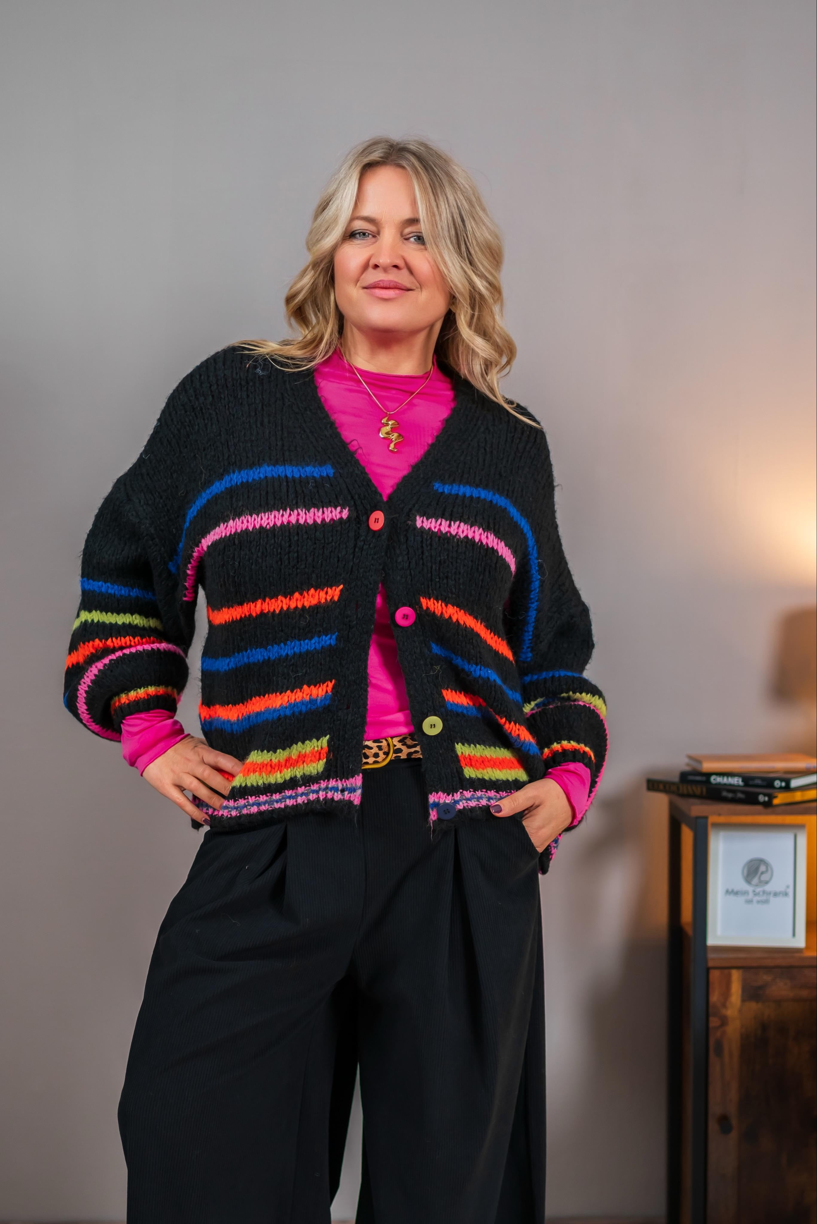 Strickjacke mit bunten Streifen und Knöpfen, schwarz