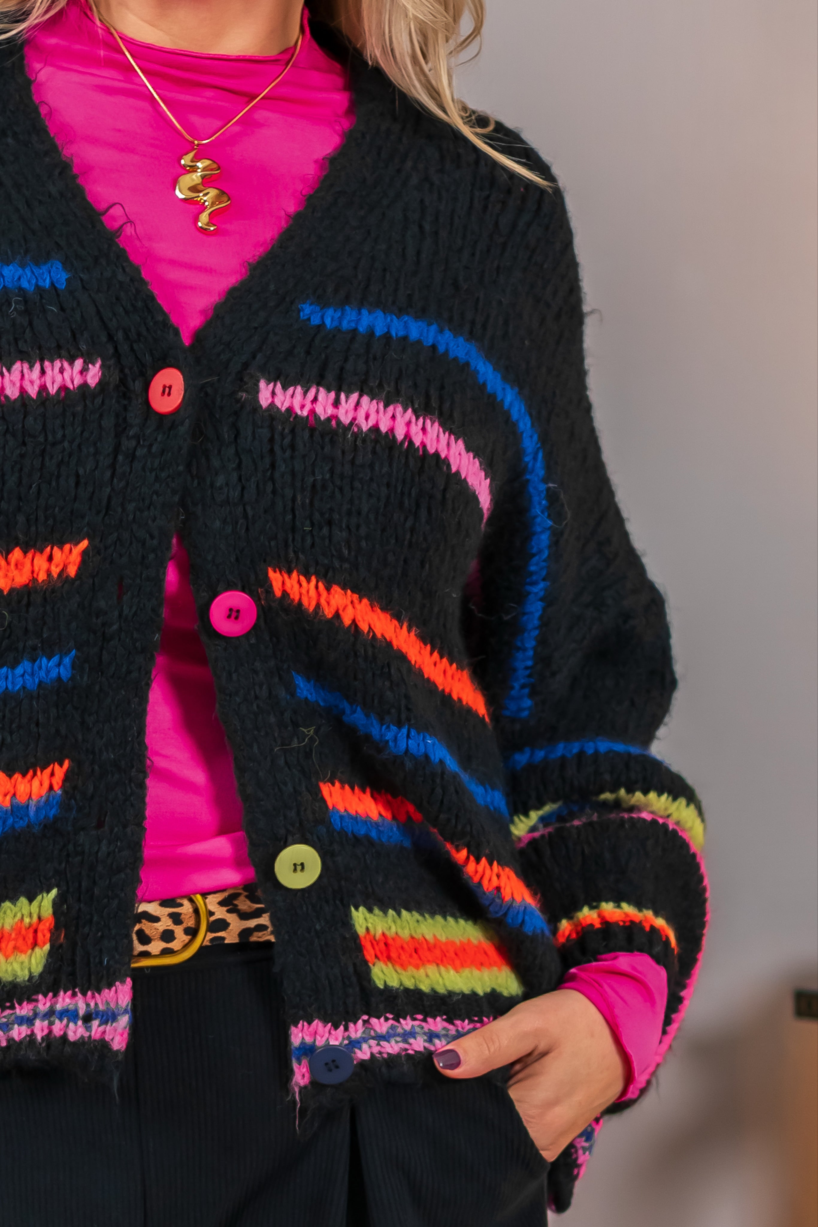 Strickjacke mit bunten Streifen und Knöpfen, schwarz