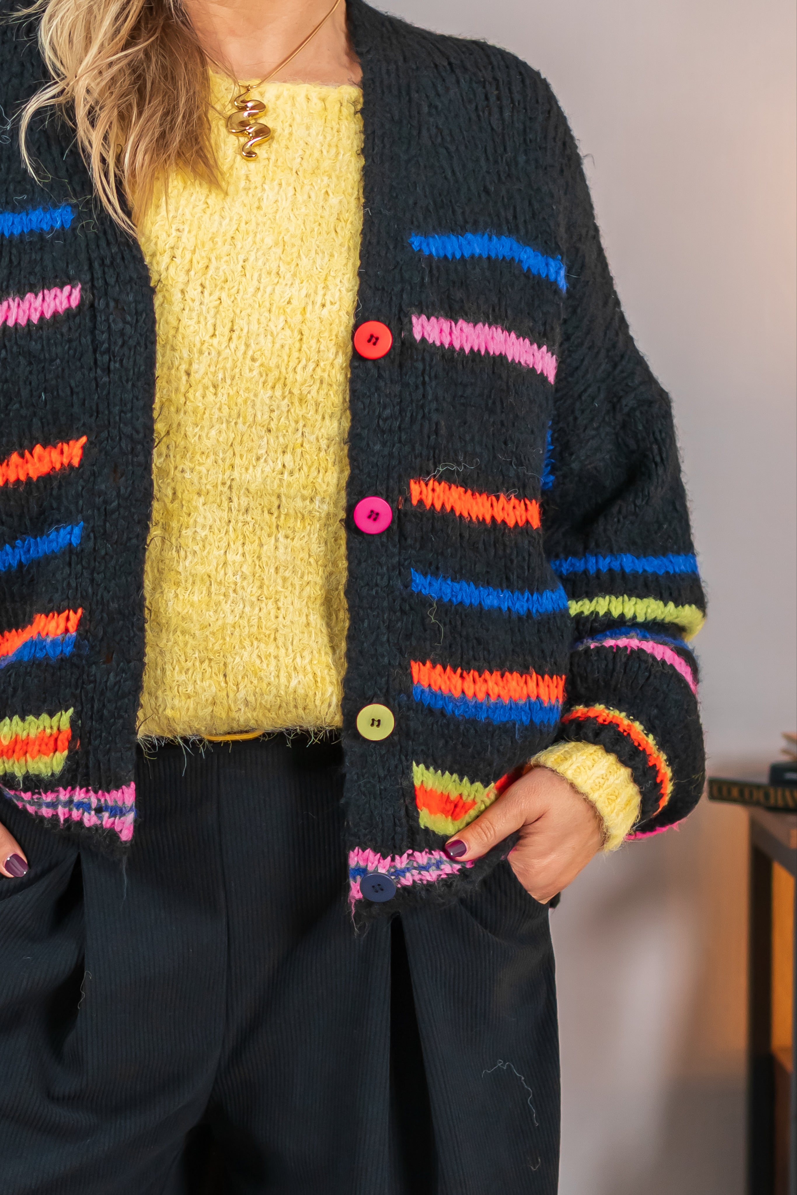 Strickjacke mit bunten Streifen und Knöpfen, schwarz