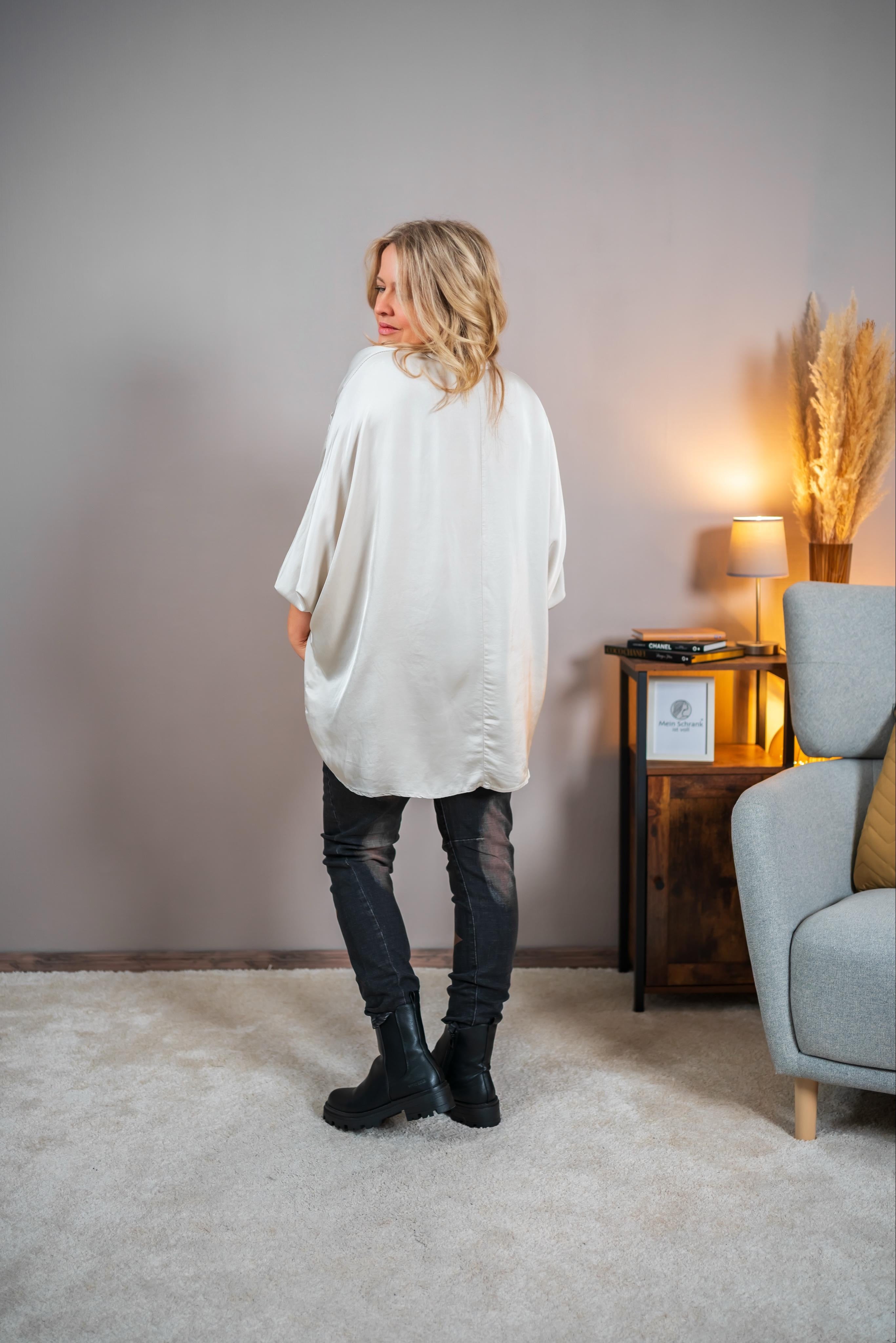 Bluse mit Kragen und Brusttasche, sandfarbig