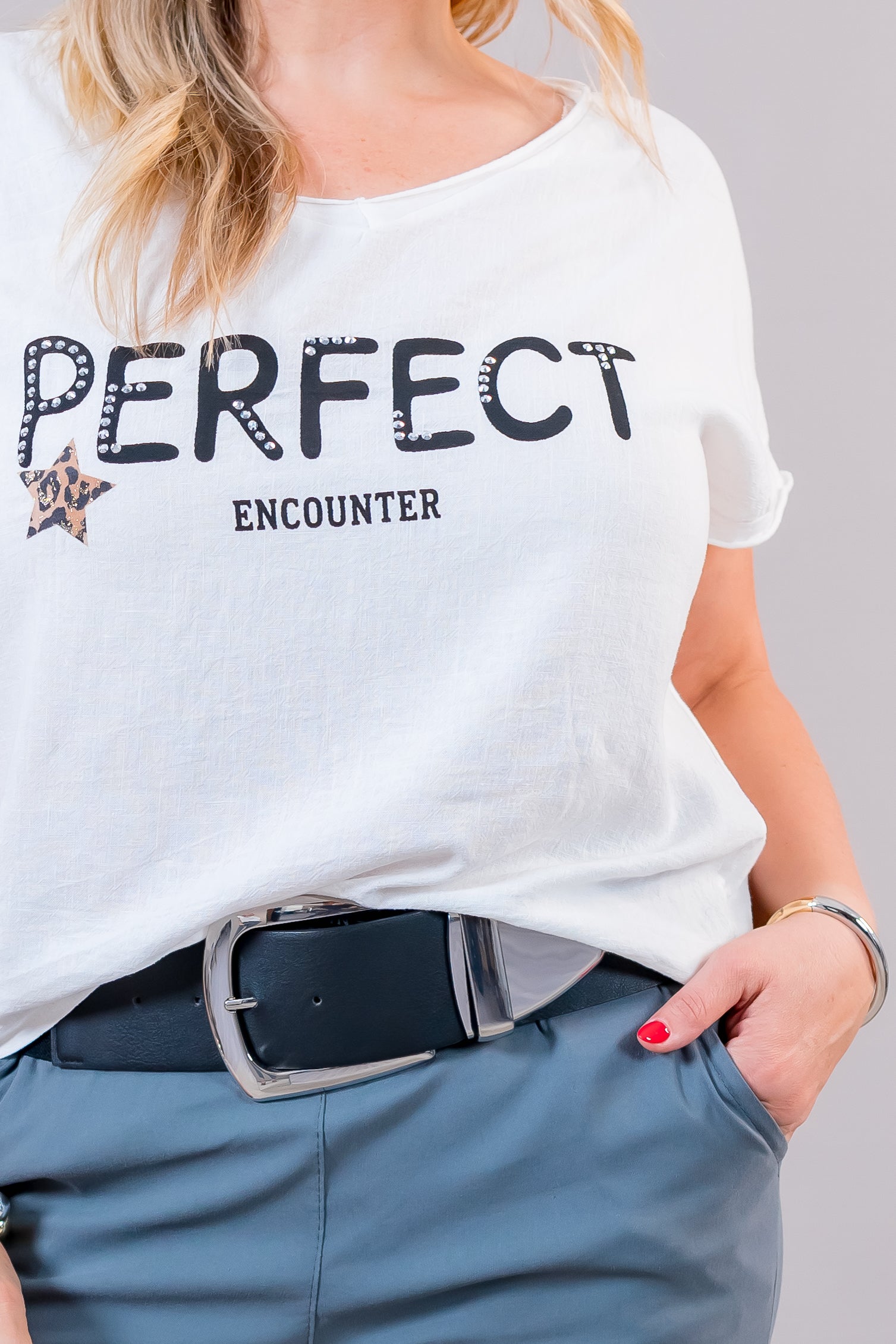 Stylisches Shirt mit Schriftzug und Steinchen, off-white