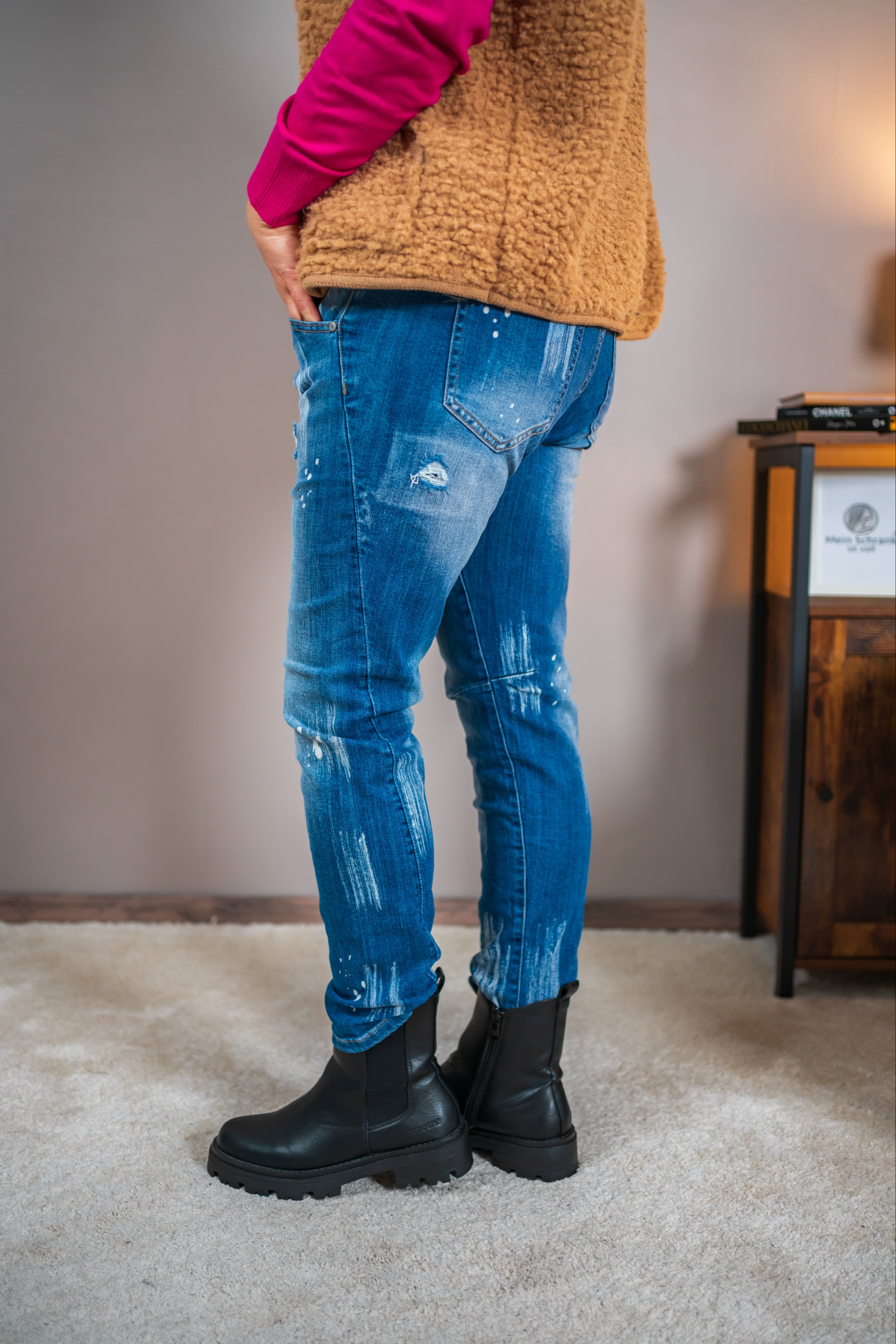 Jeans mit Farbsprenkeln