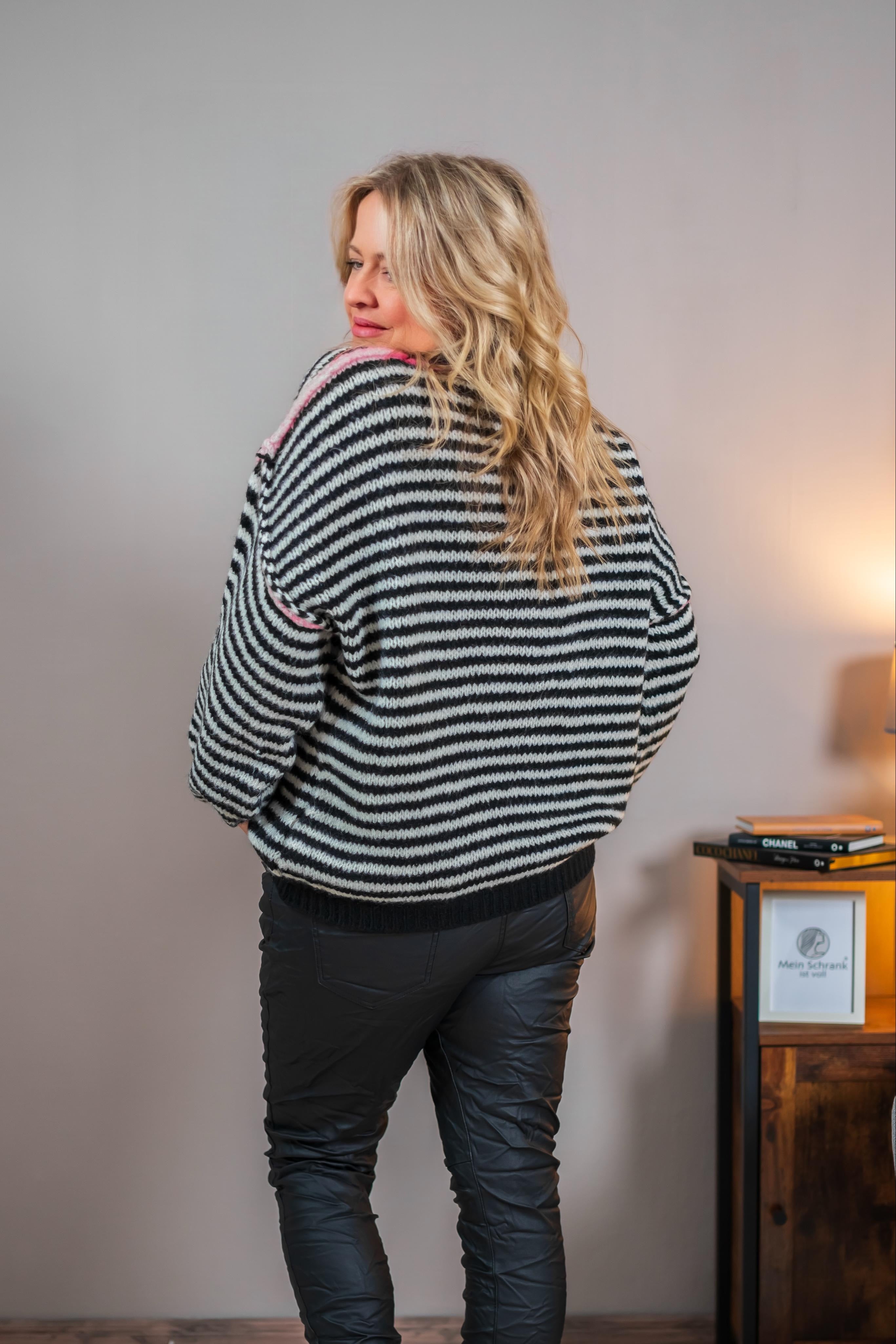 Gestreifter Strickpullover, schwarz/weiß