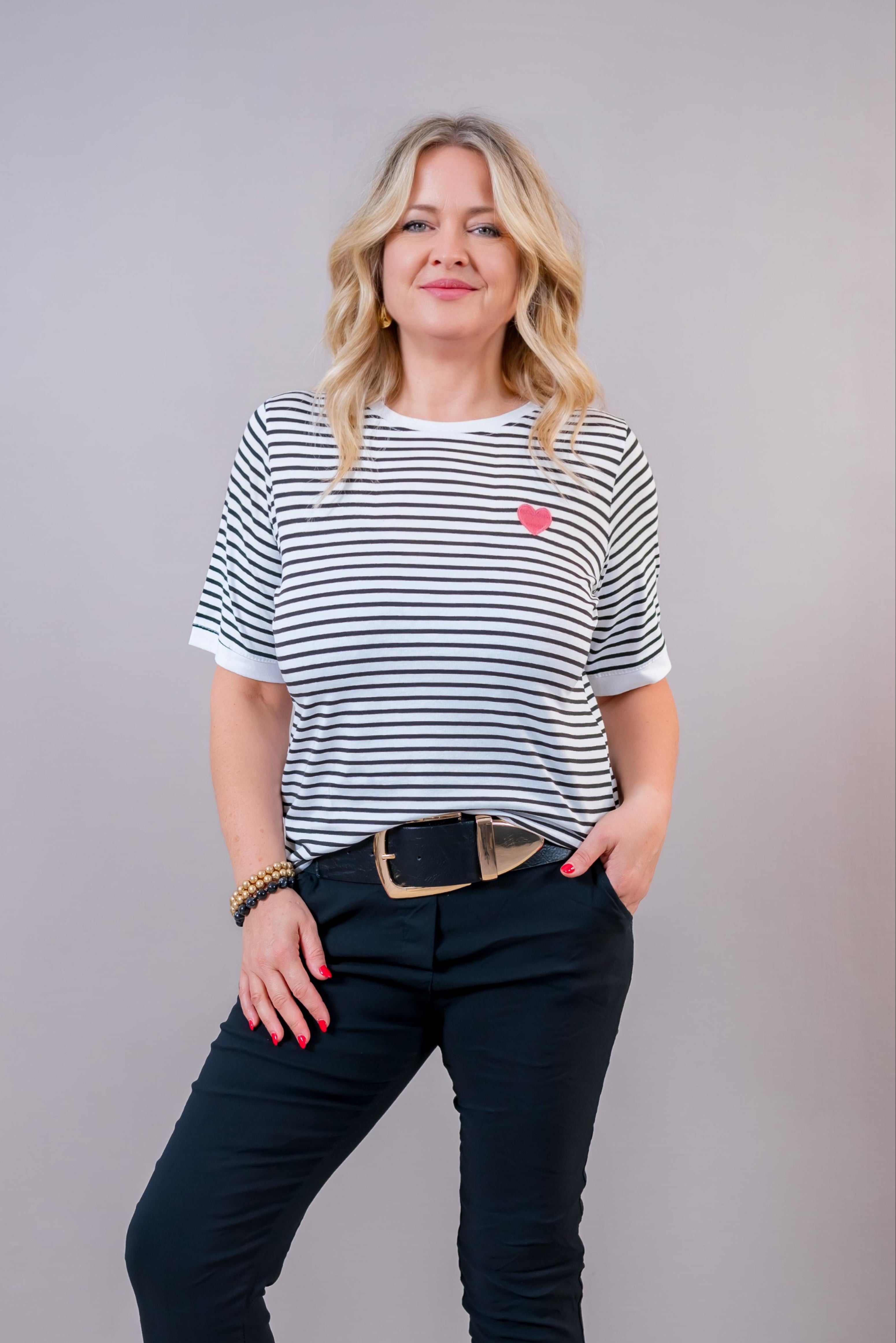 Gestreiftes Shirt mit Herz, schwarz-weiß/pink