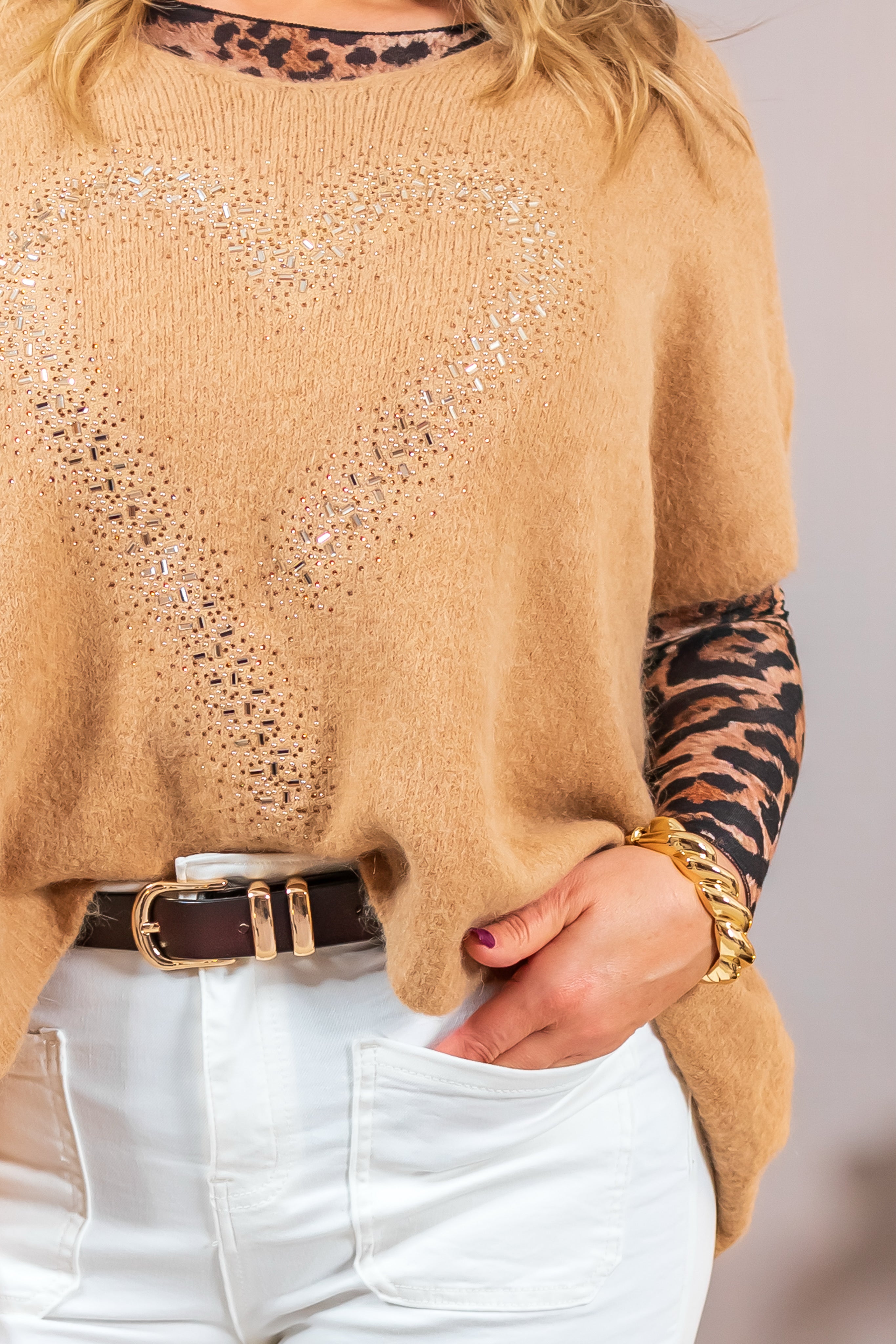 Strickpulli mit Herzdetails, camel