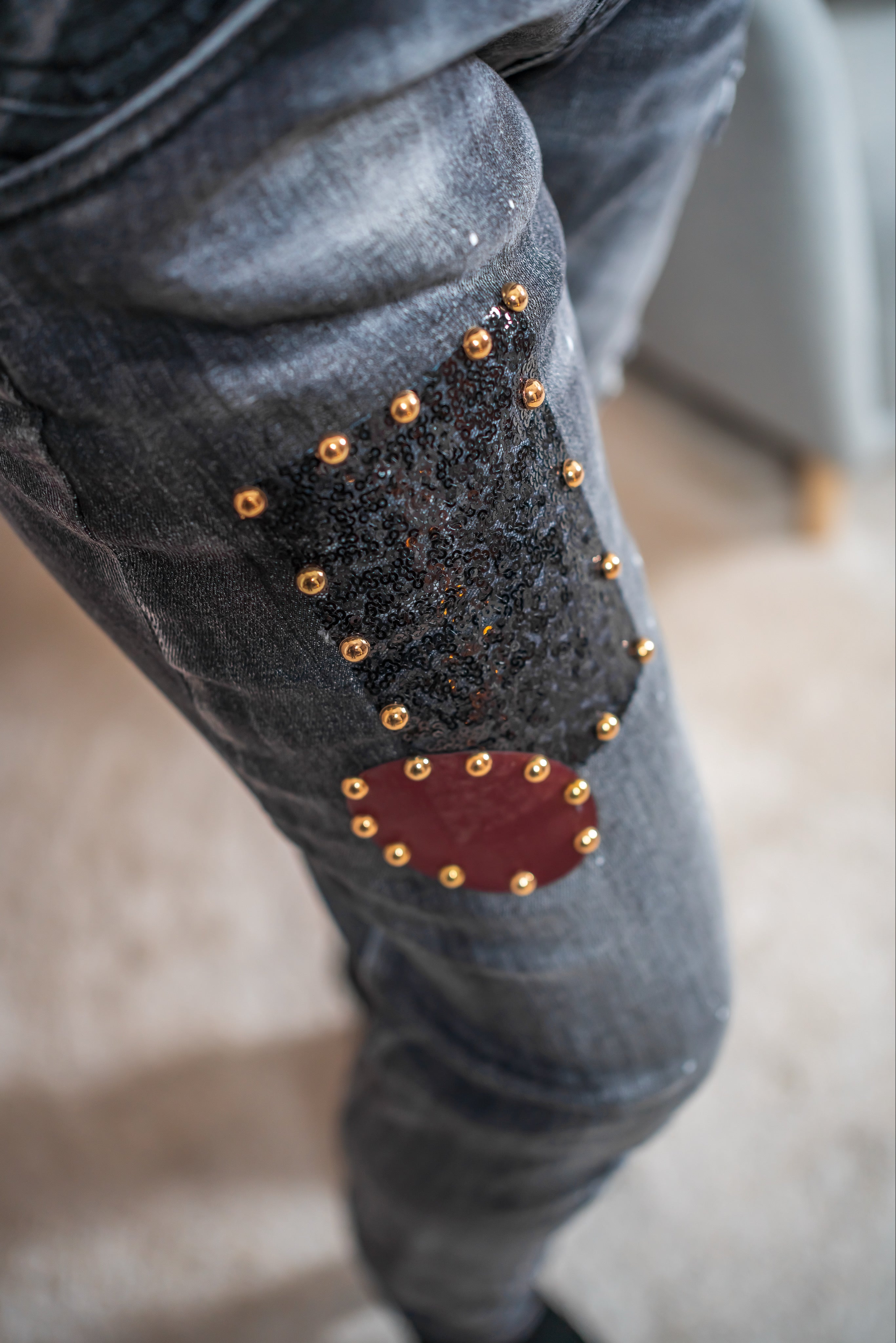 Verwaschene Jeans mit Patch- und Nietendetails, grau