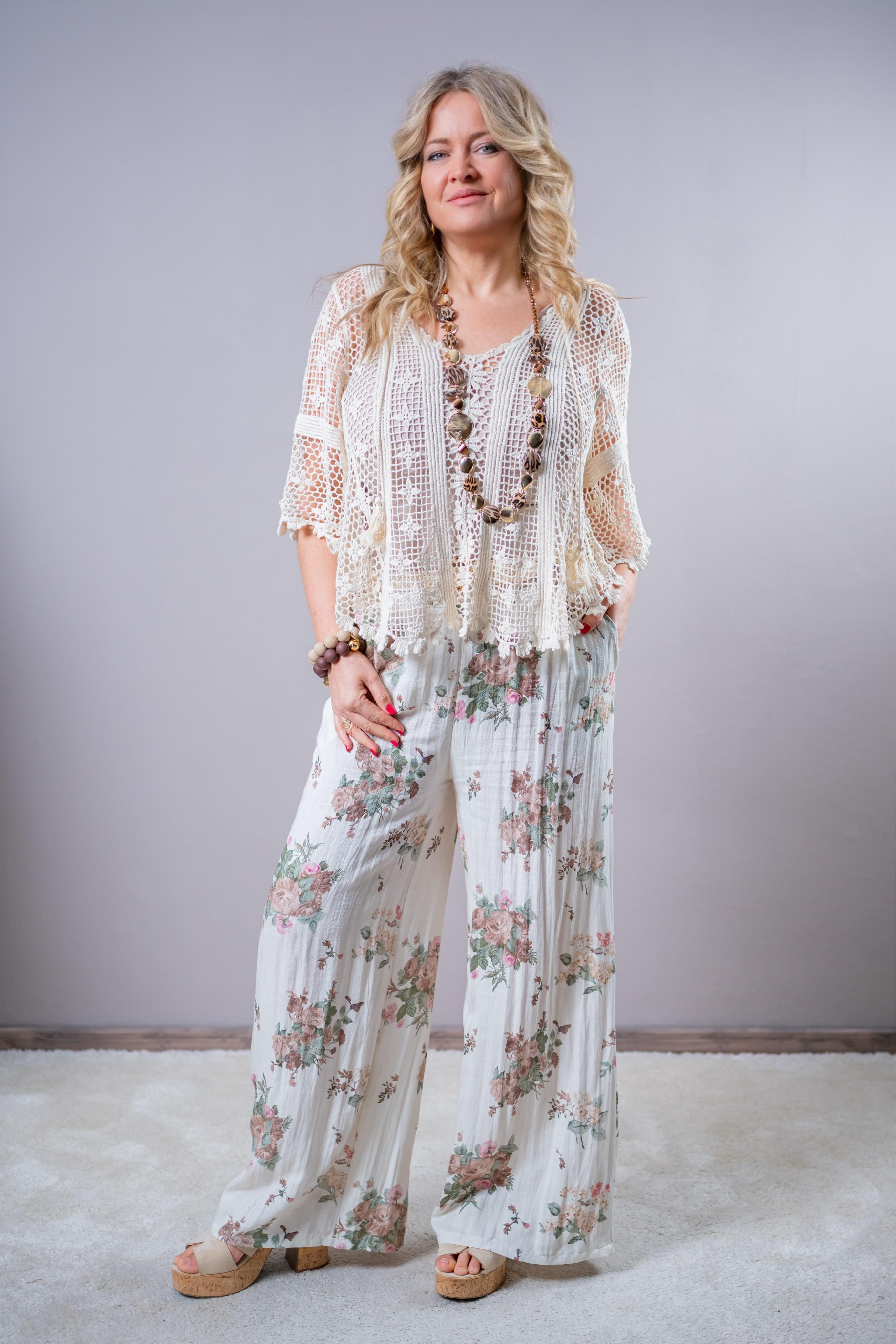 Leichte Hose mit floralem Muster und Gürtel, creme