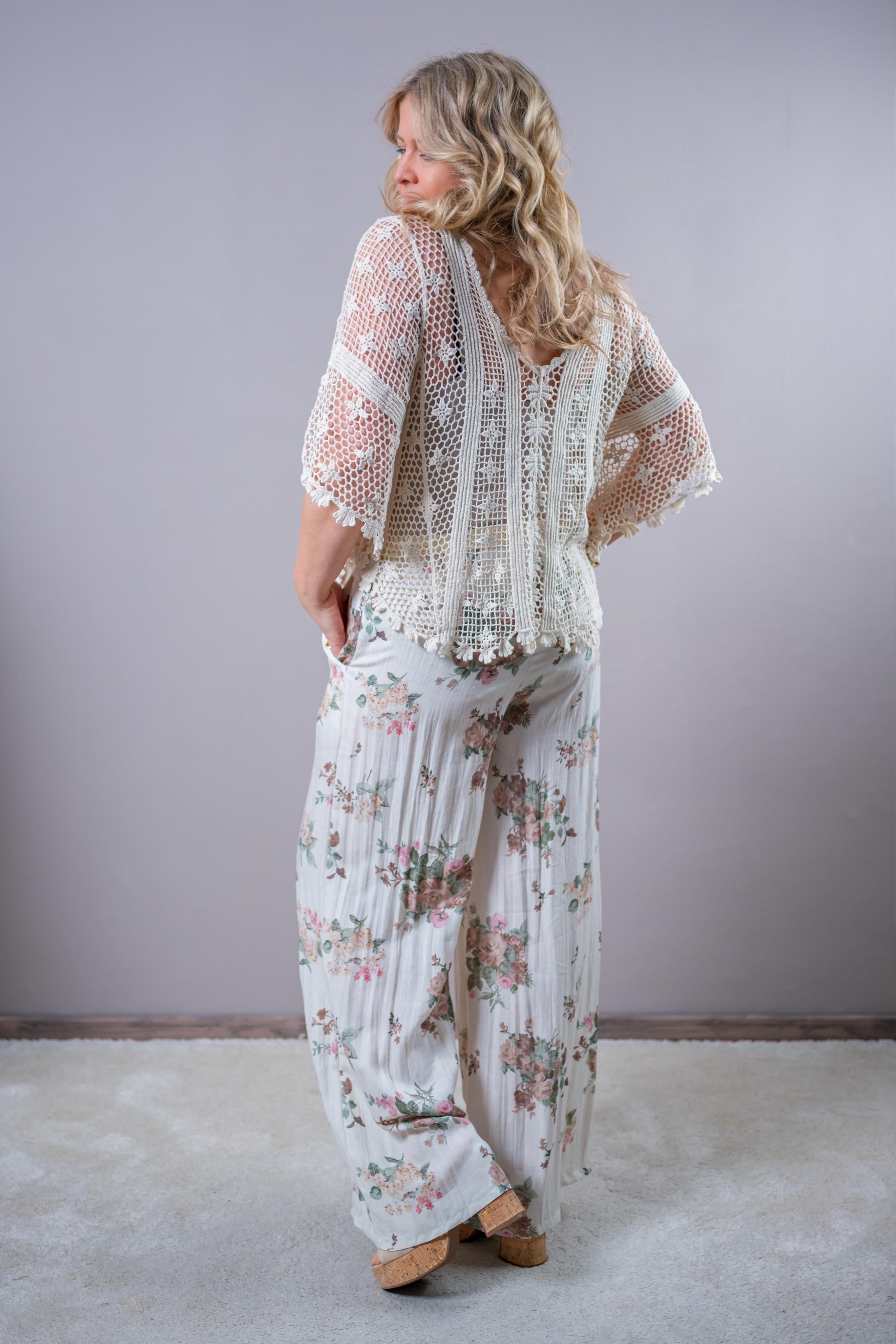 Leichte Hose mit floralem Muster und Gürtel, creme