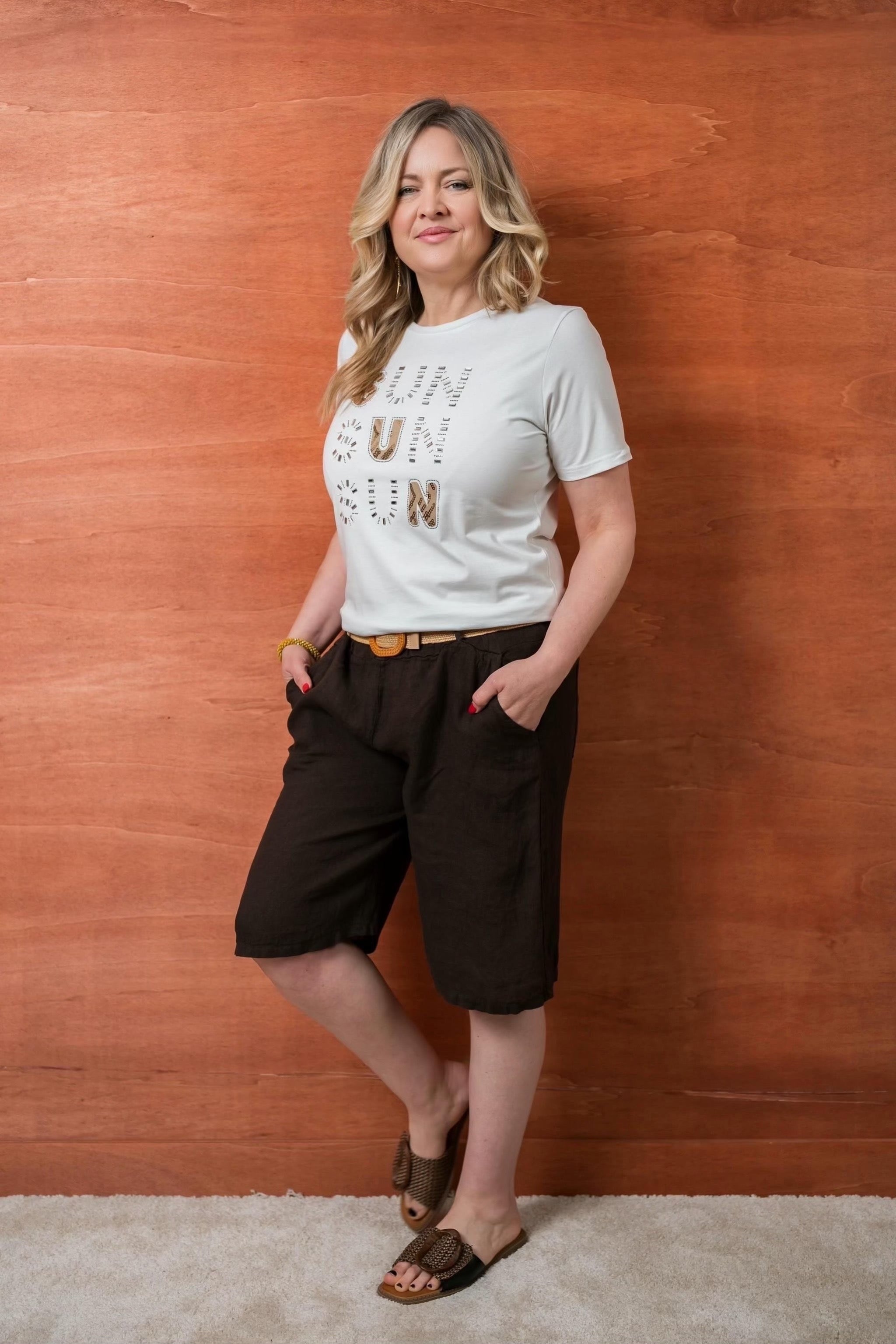 T-Shirt in Weiß mit Steinchen