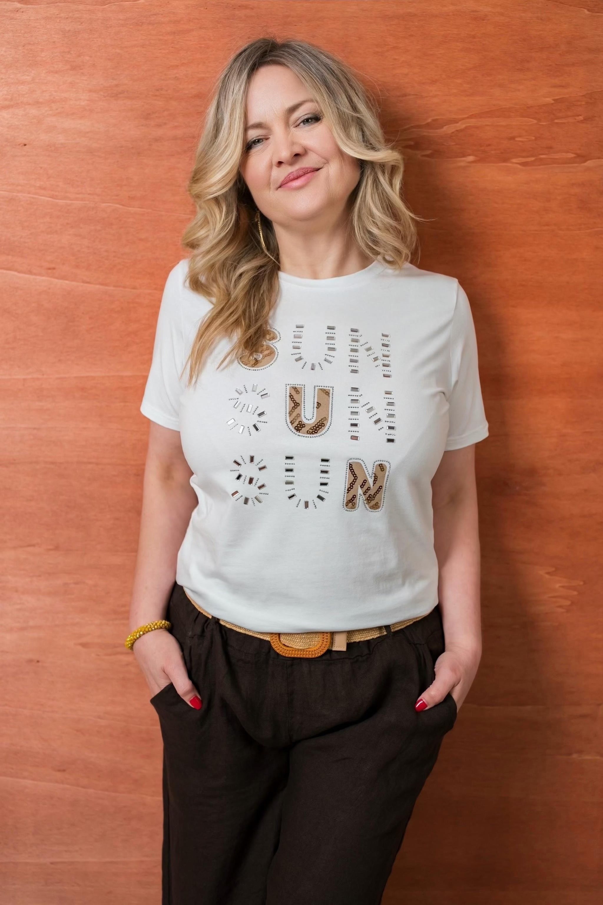 T-Shirt in Weiß mit Steinchen