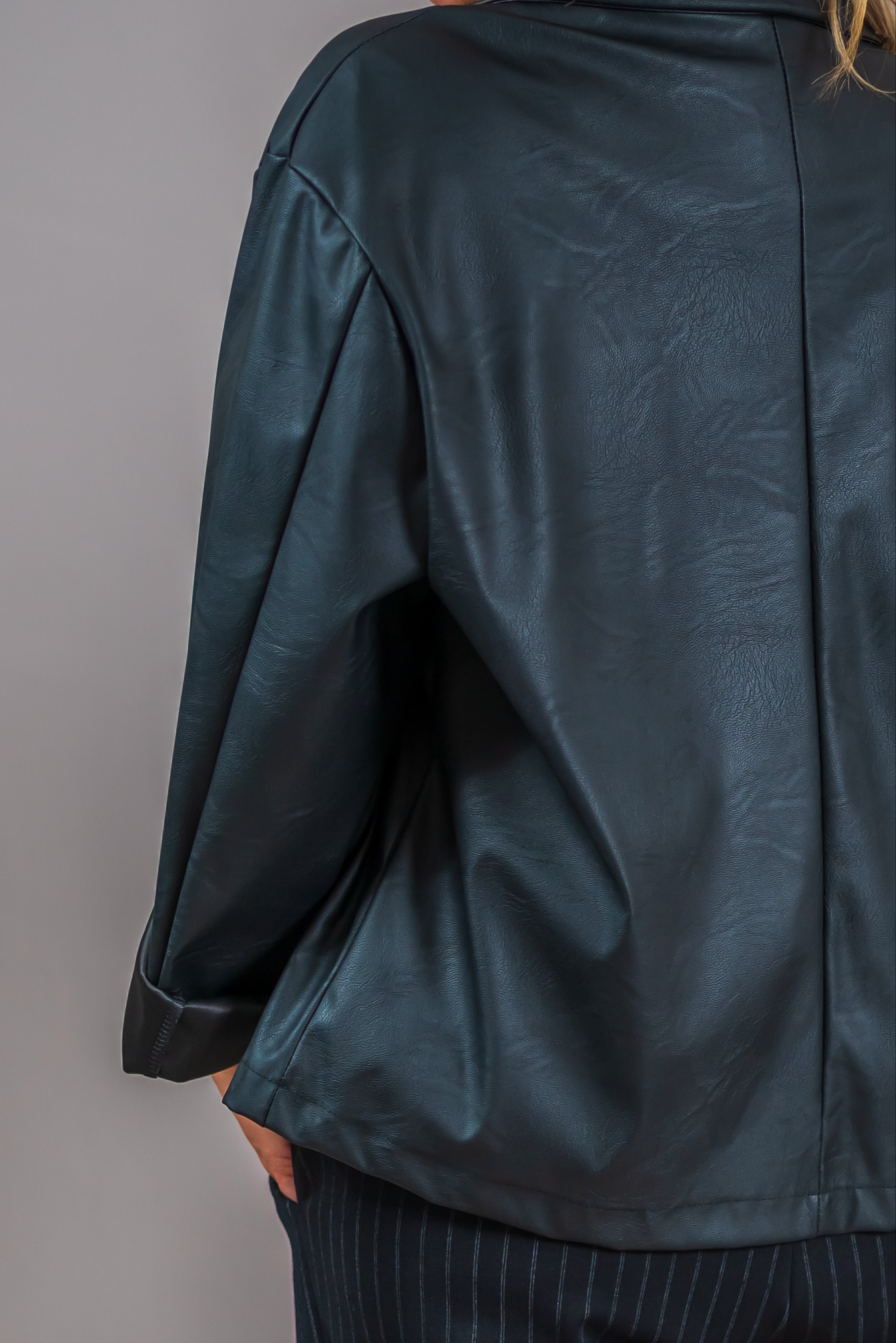 Kurzer Blazer in Lederoptik, schwarz