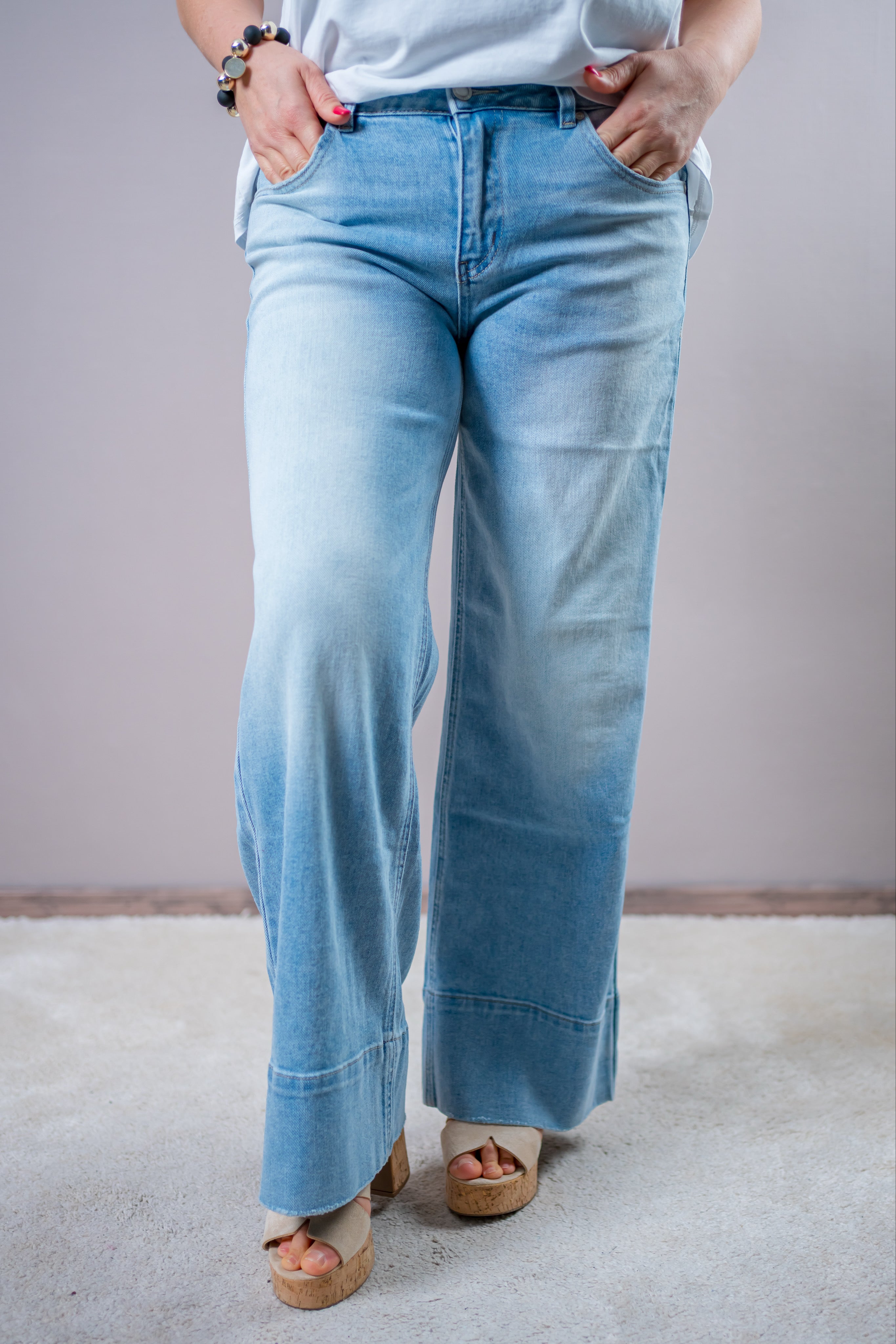 Jeans mit modernem Used-Look, gewaschenes hellblau