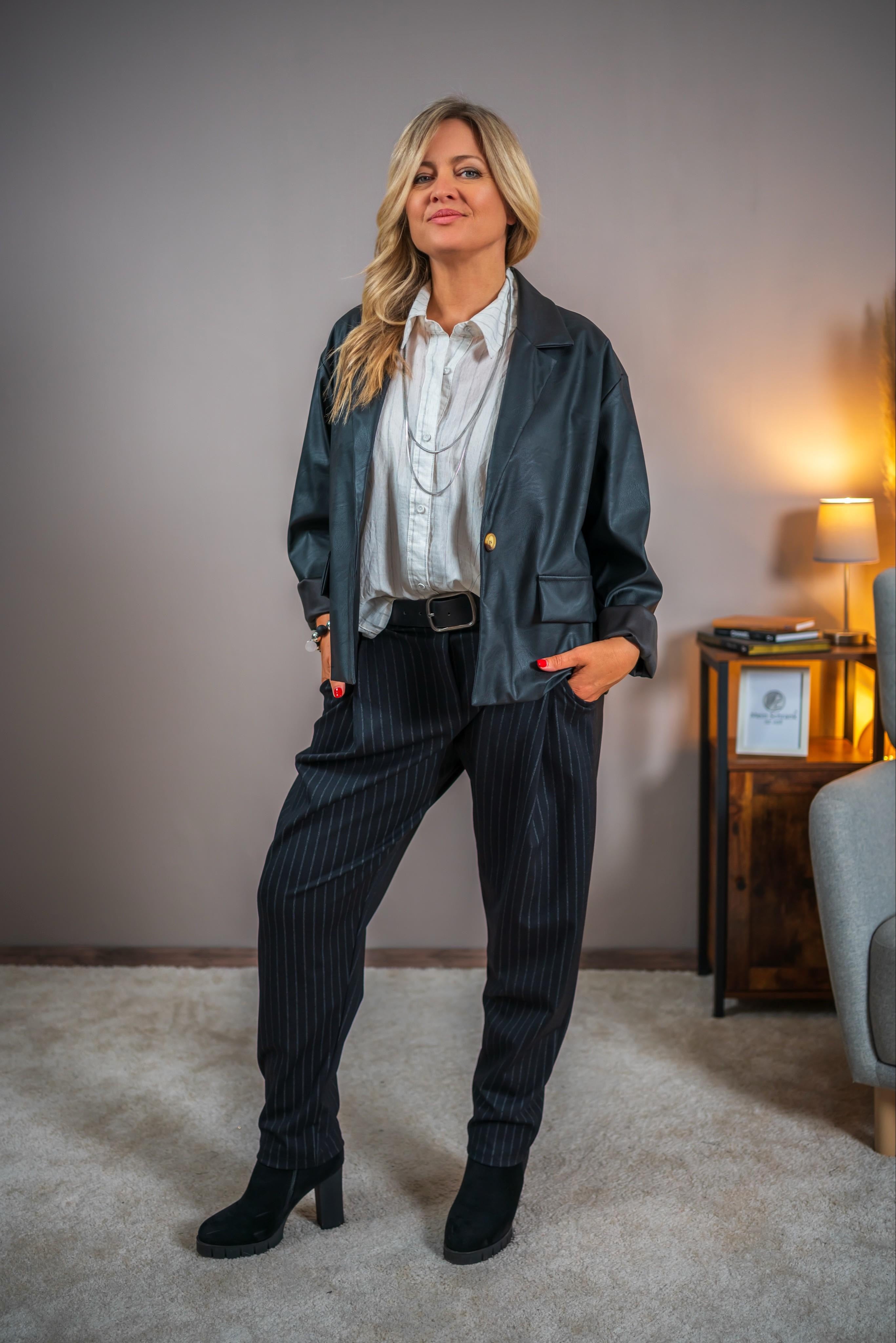 Kurzer Blazer in Lederoptik, schwarz