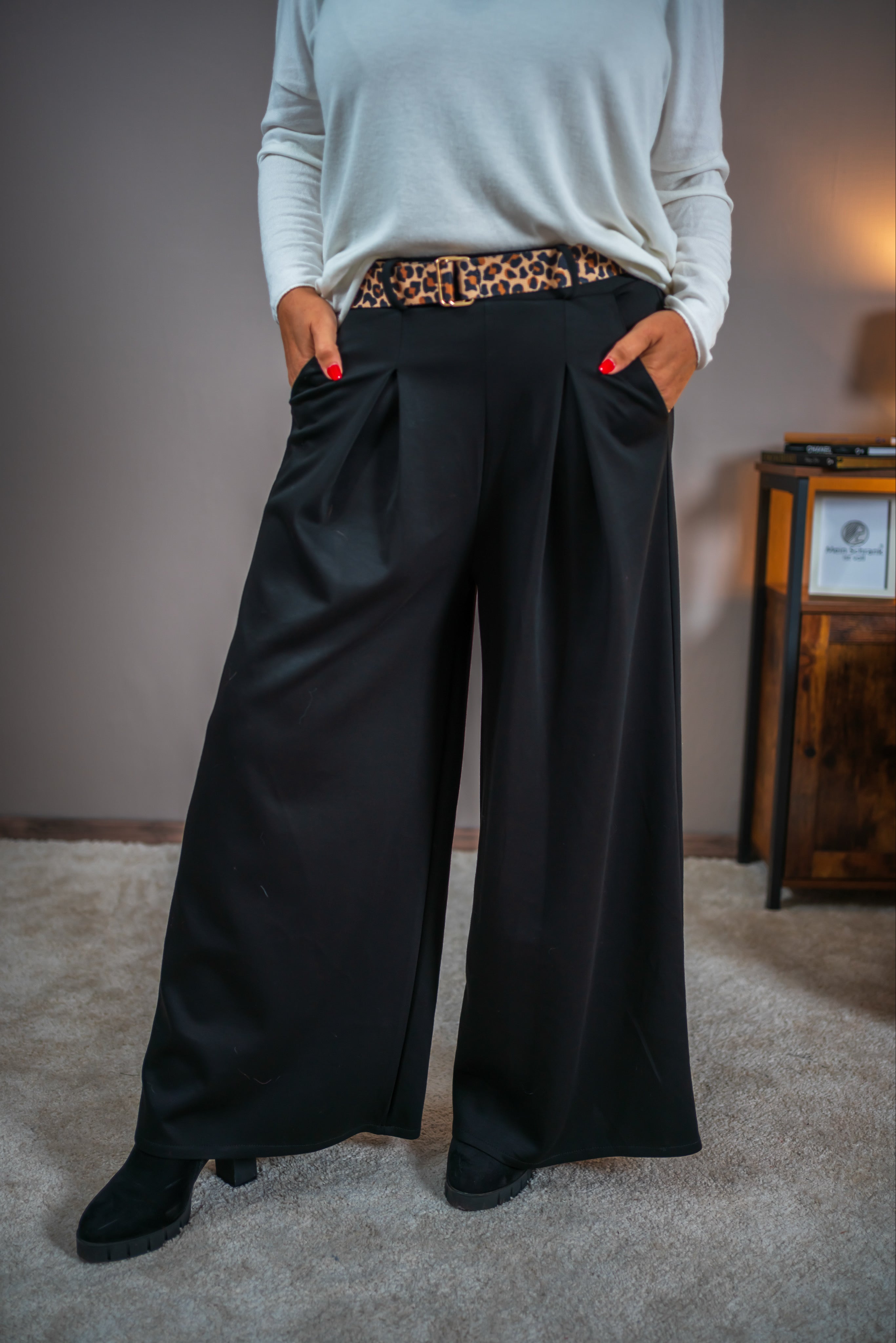 Schwarze Hose mit modischen Leoparden-Gürtel