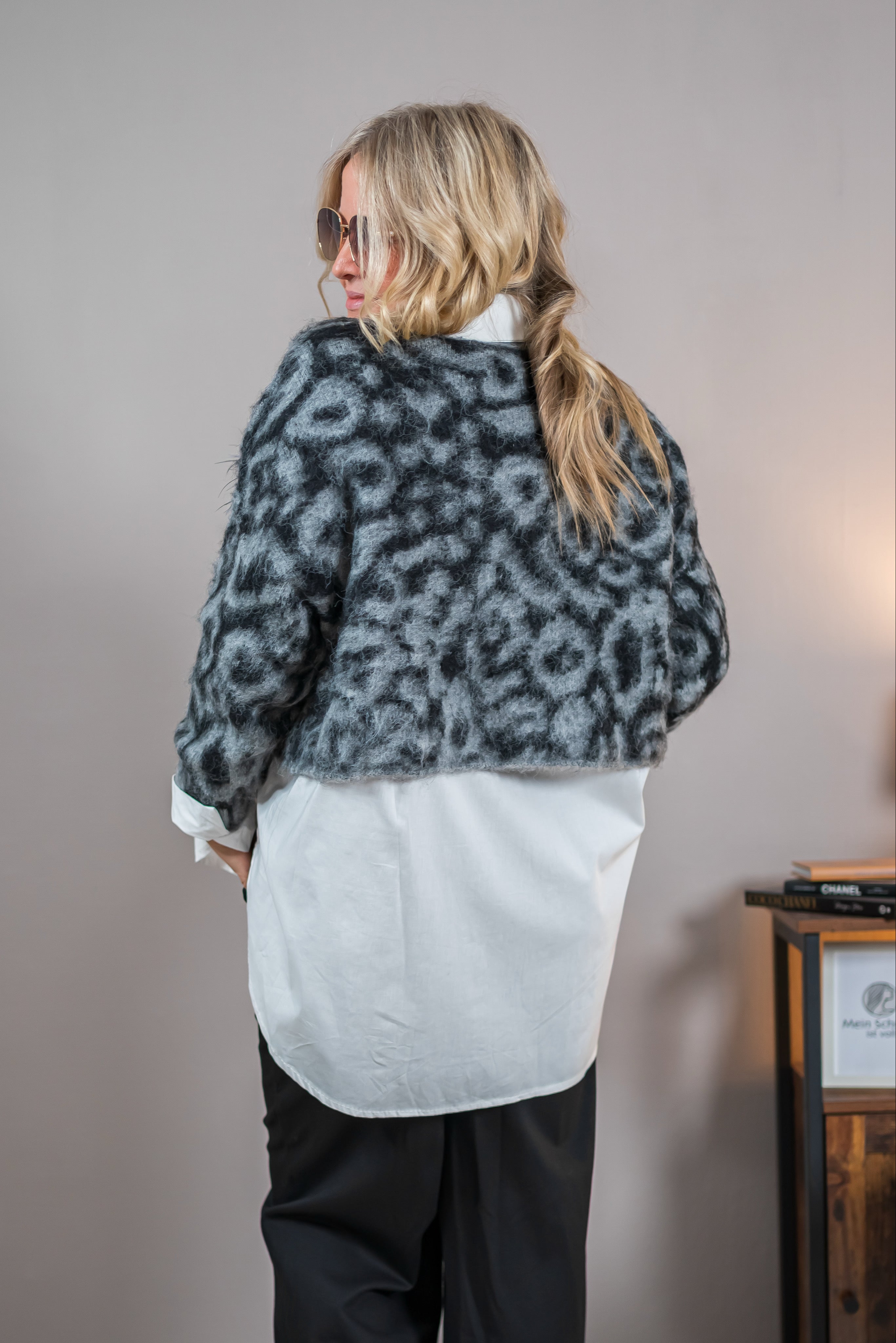 Strickpullover mit Leo-Muster, grau/schwarz