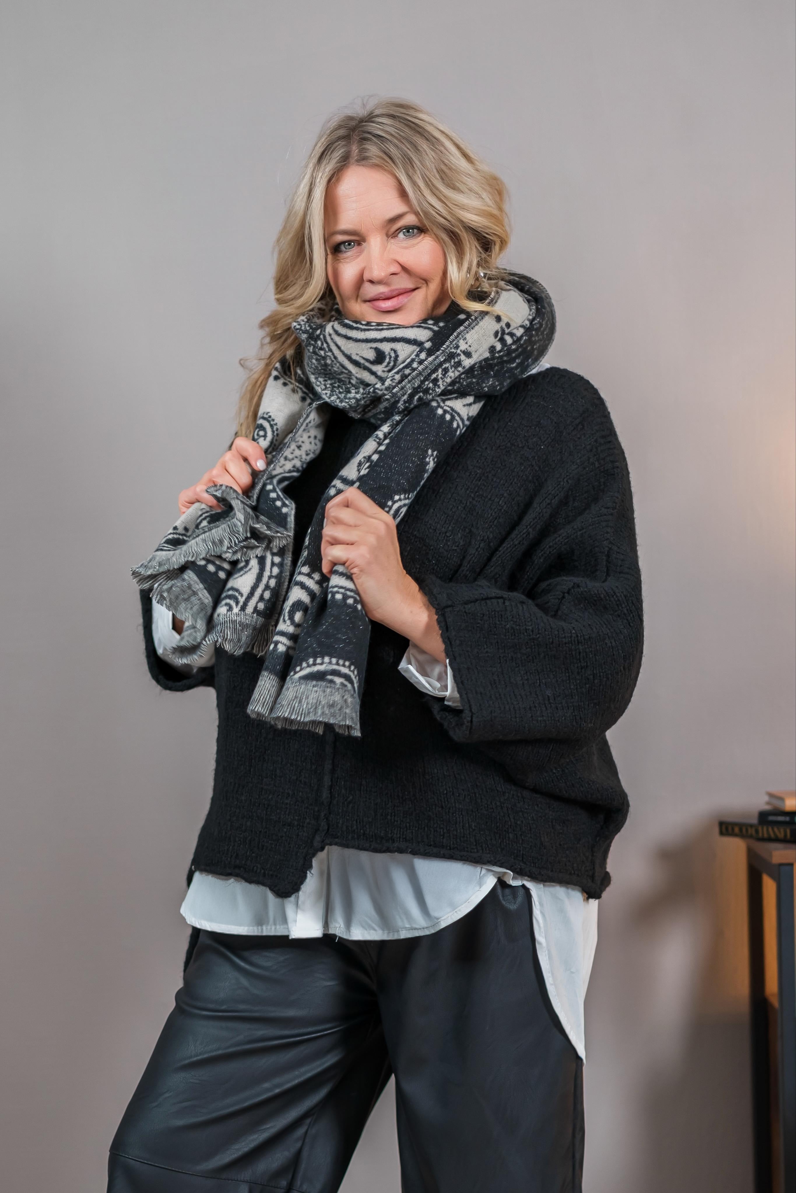 Strickpullover asymetrischer Schnitt, schwarz