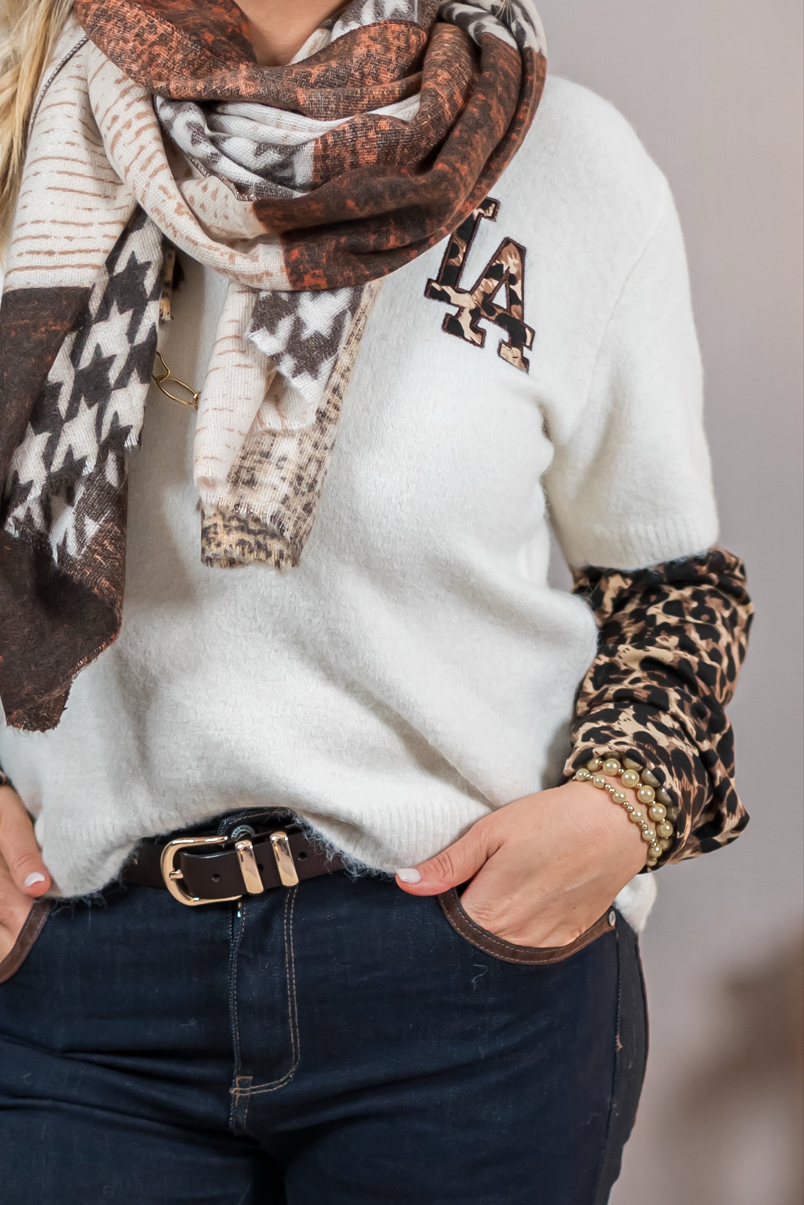 Strickpullover mit Leopardenärmeln und "LA"-Patch