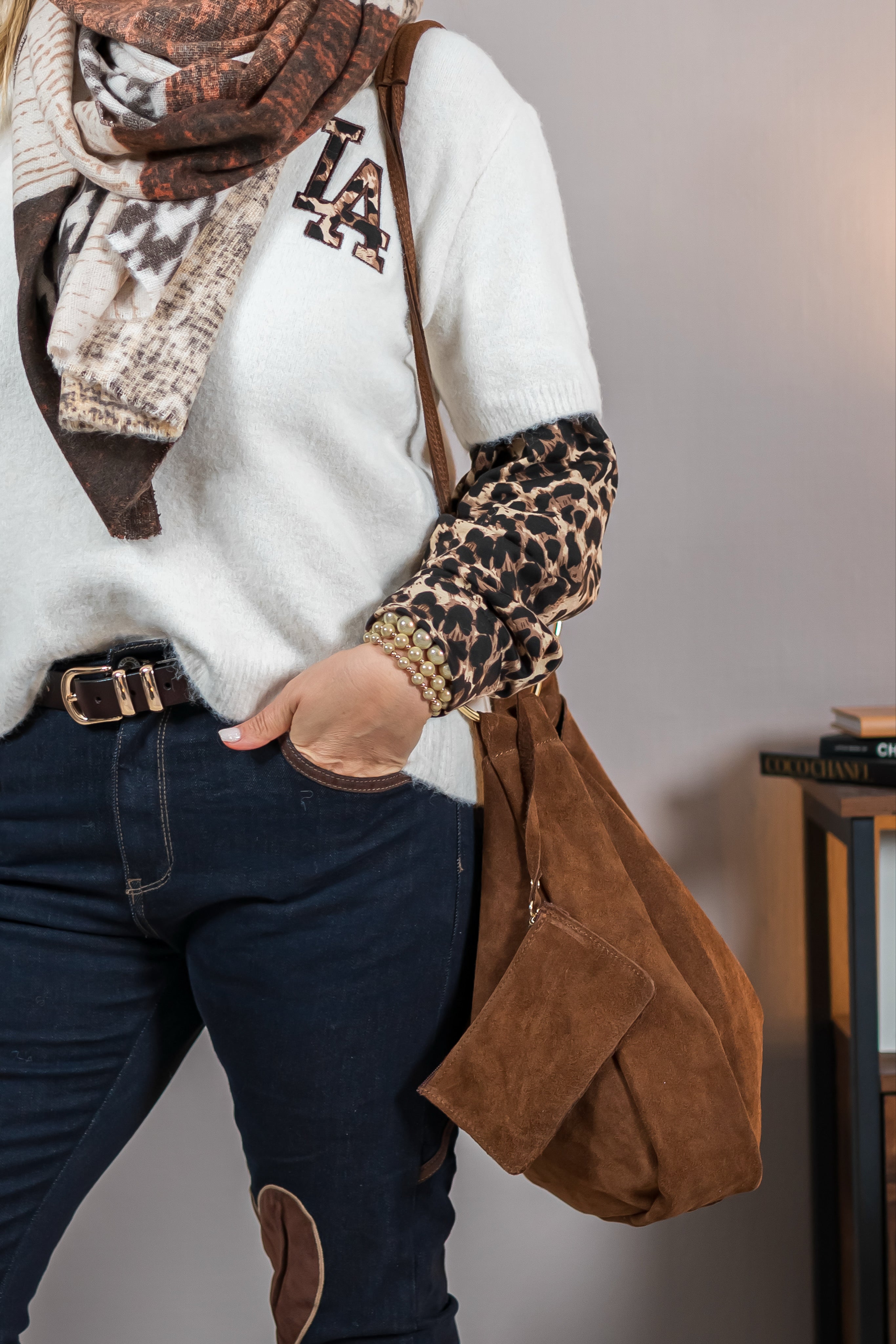 Strickpullover mit Leopardenärmeln und "LA"-Patch