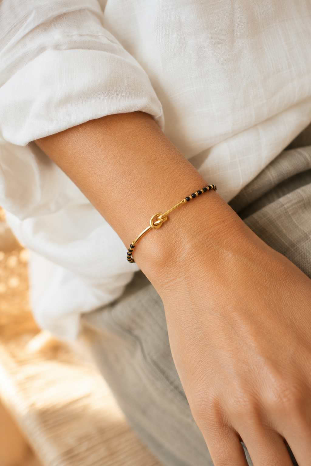 Perlenarmband mit Knotendetail, braun/gold