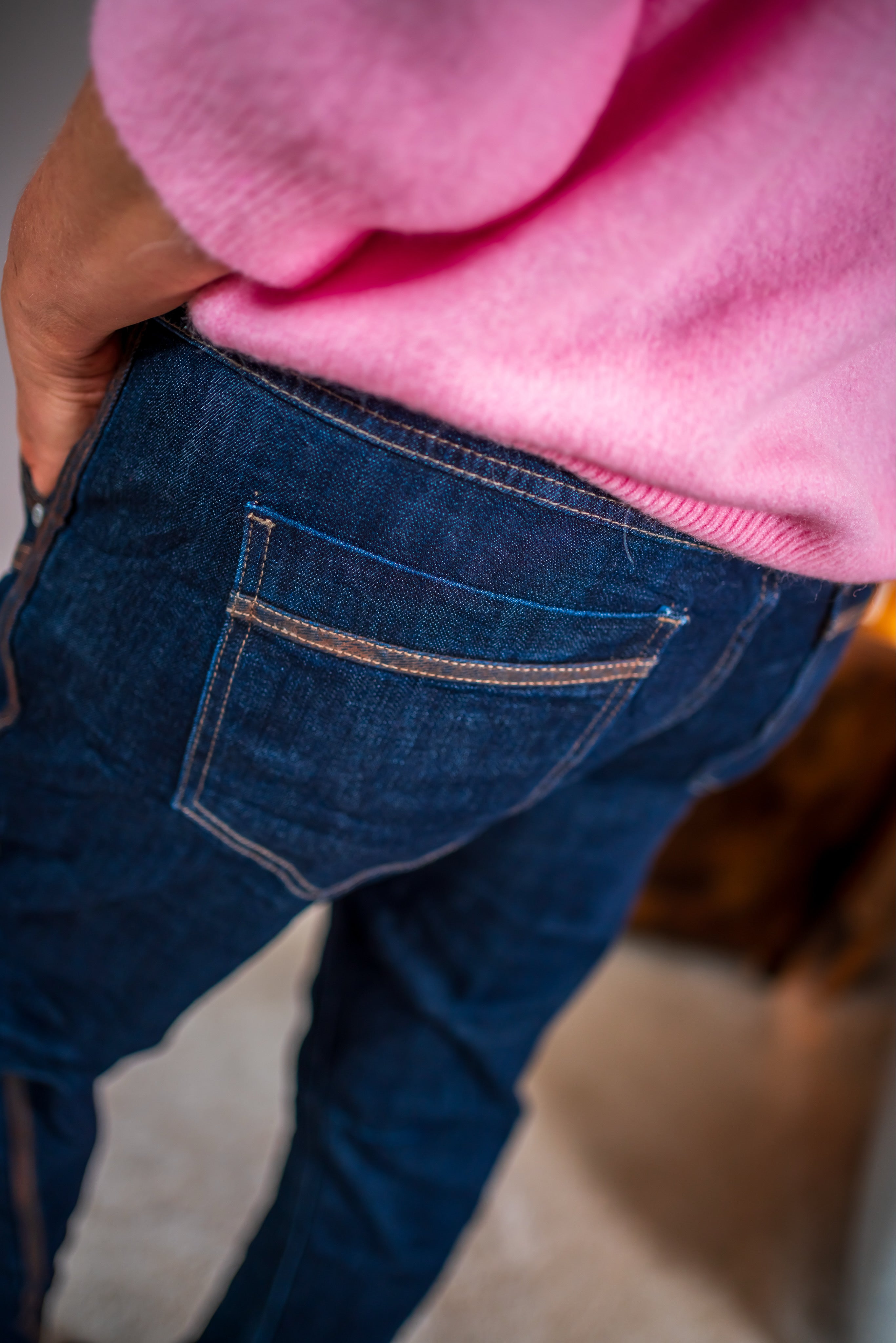 Jeans mit braunen Ziernähten, dunkelblau