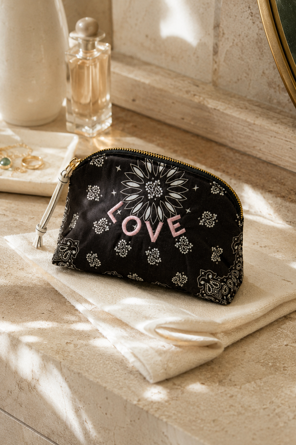 Beauty Bag "LOVE" im Bandana-Design, schokobraun