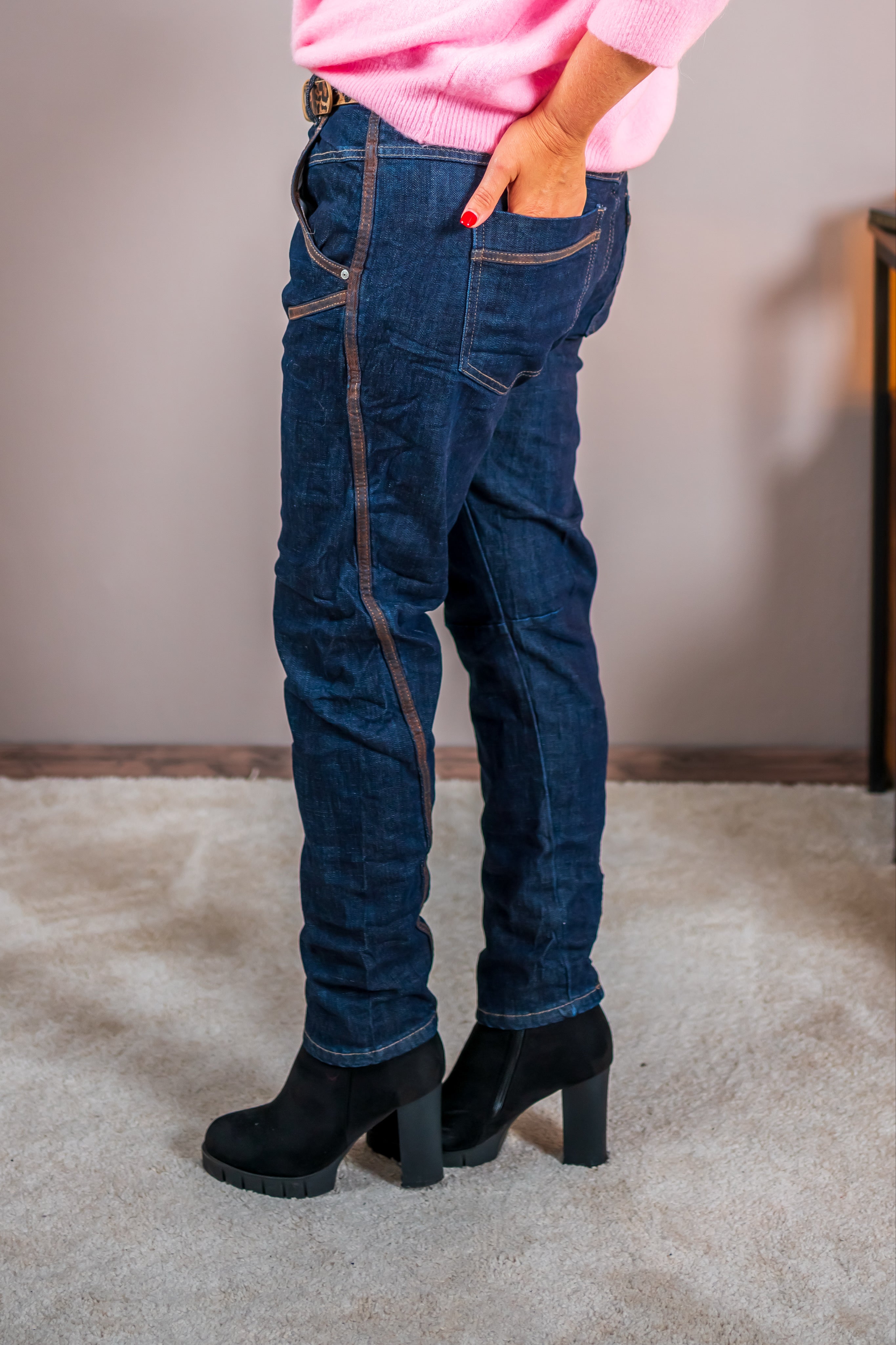 Jeans mit braunen Ziernähten, dunkelblau