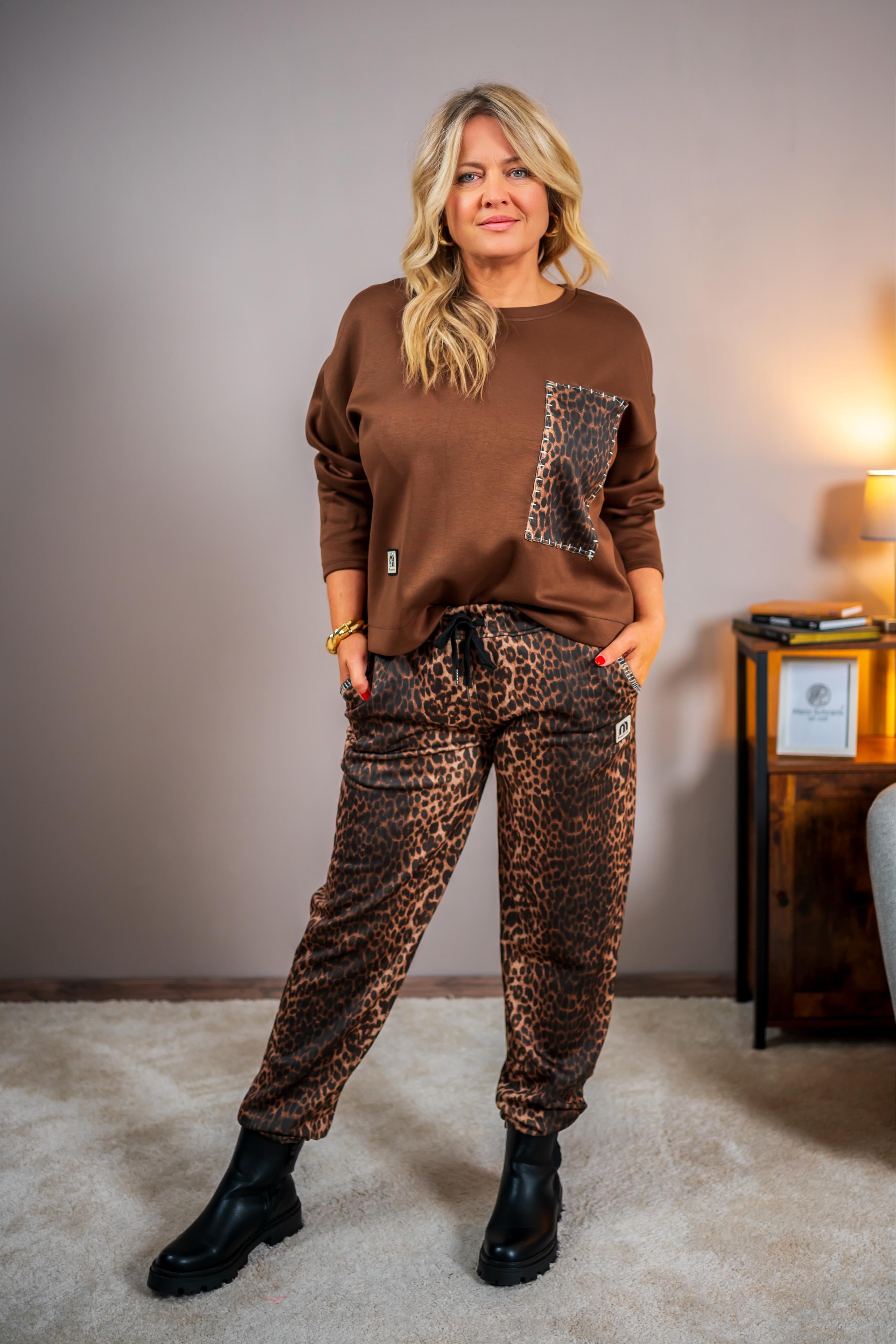 Sweathose mit Ziernaht an den Taschen, Leo-Print